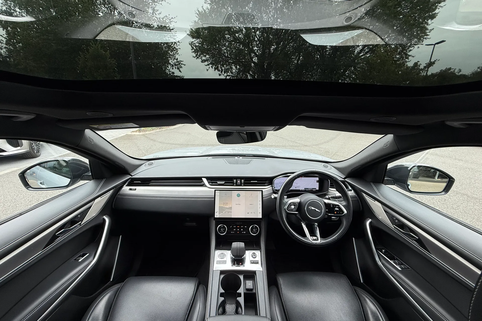 Jaguar F-PACE thumbnail image number 3