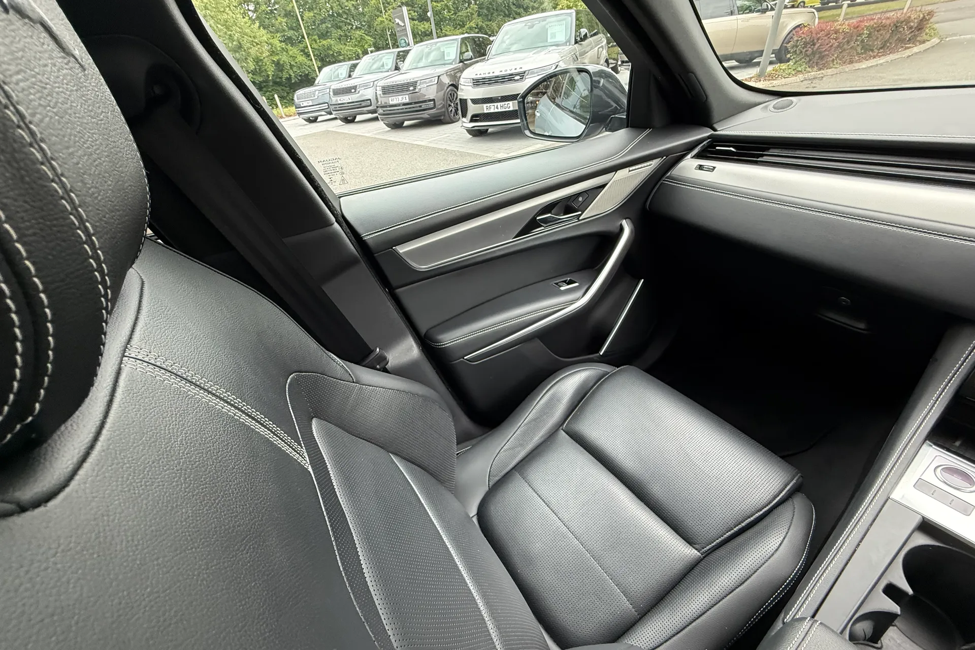 Jaguar F-PACE thumbnail image number 13