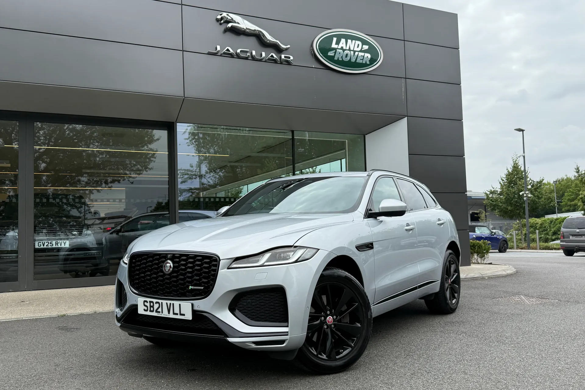 Jaguar F-PACE thumbnail image number 28