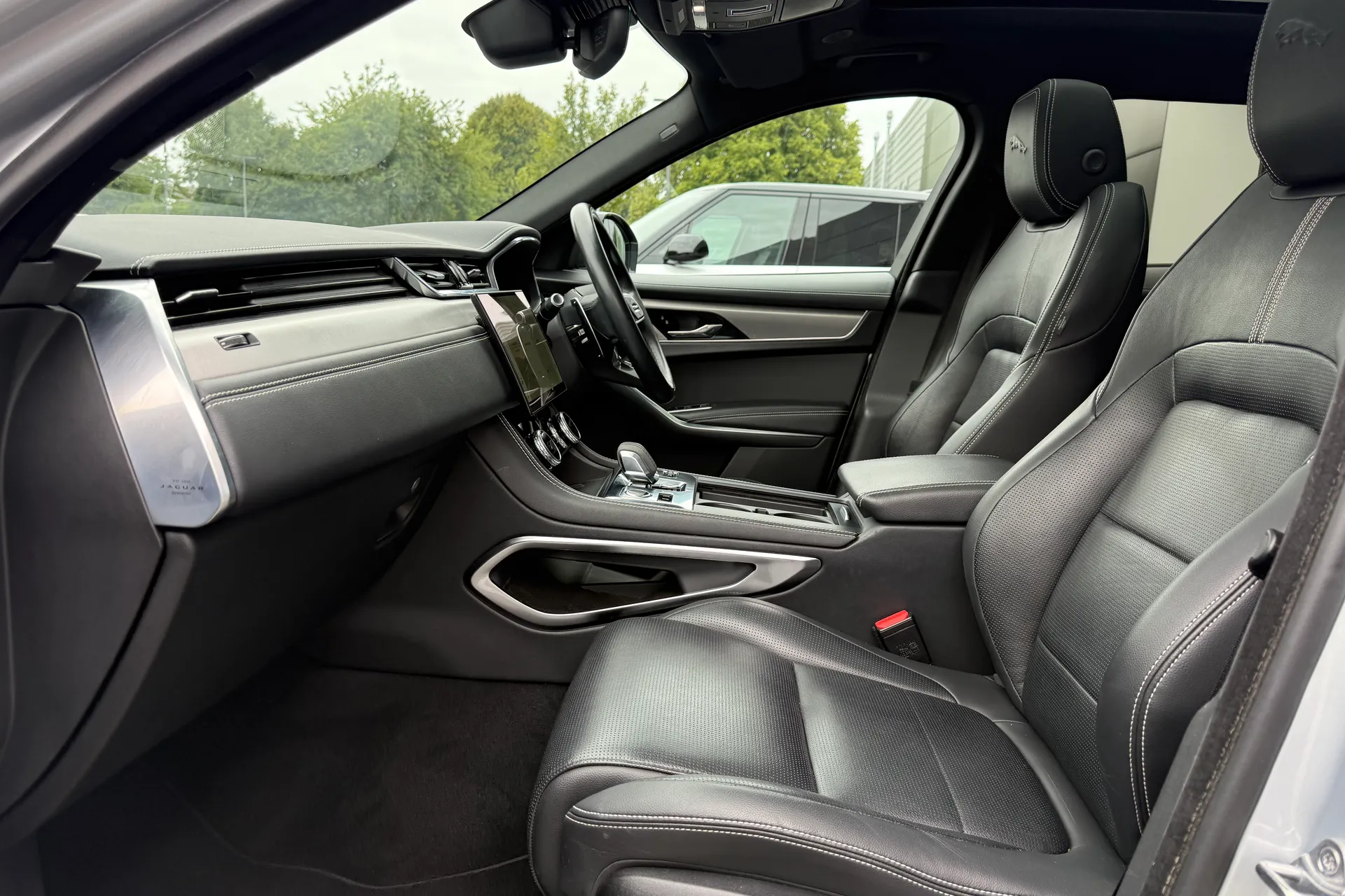 Jaguar F-PACE thumbnail image number 10