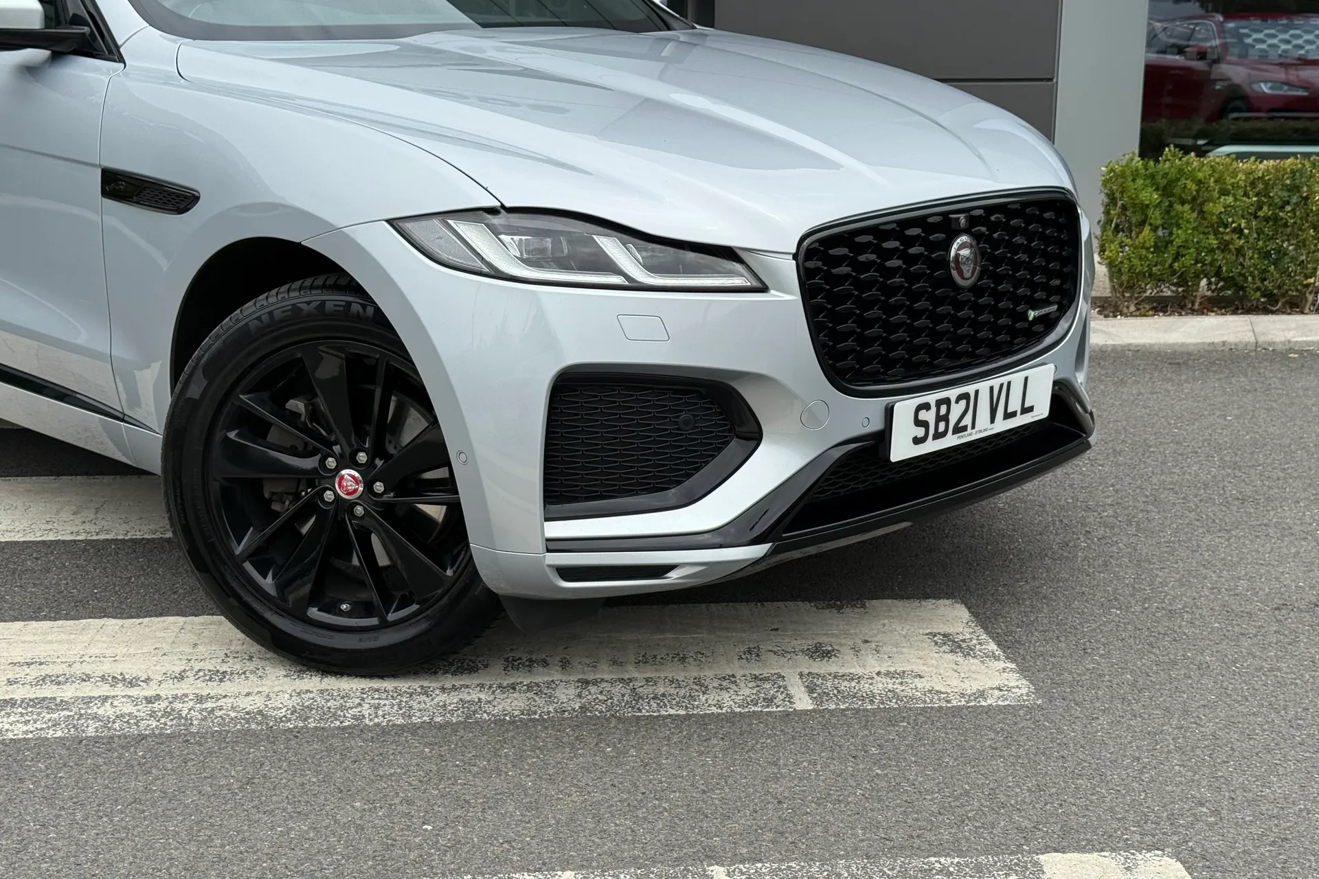 Jaguar F-PACE thumbnail image number 30