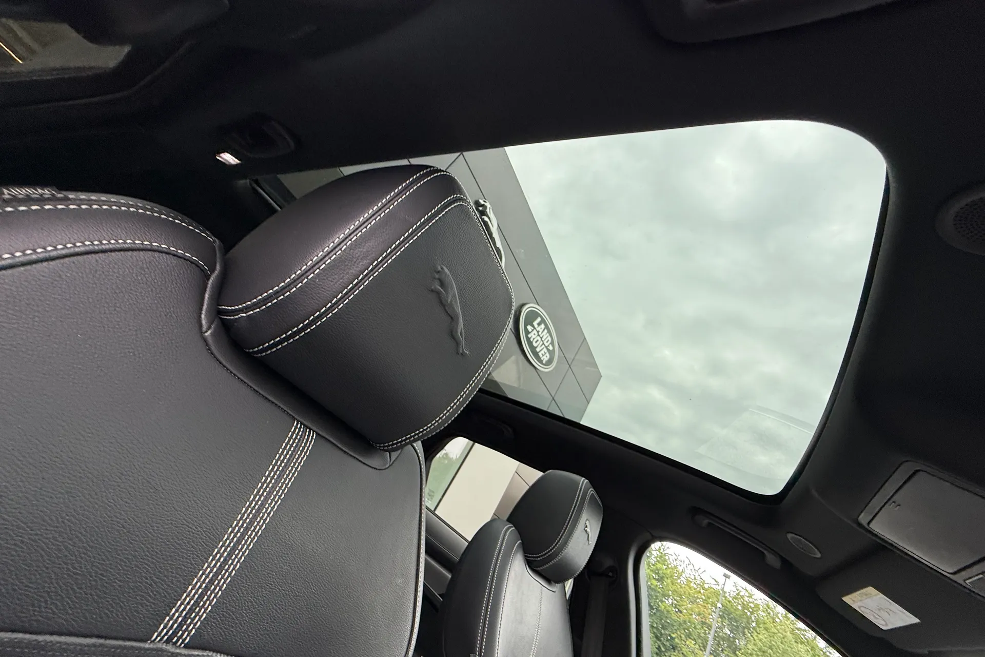 Jaguar F-PACE thumbnail image number 35