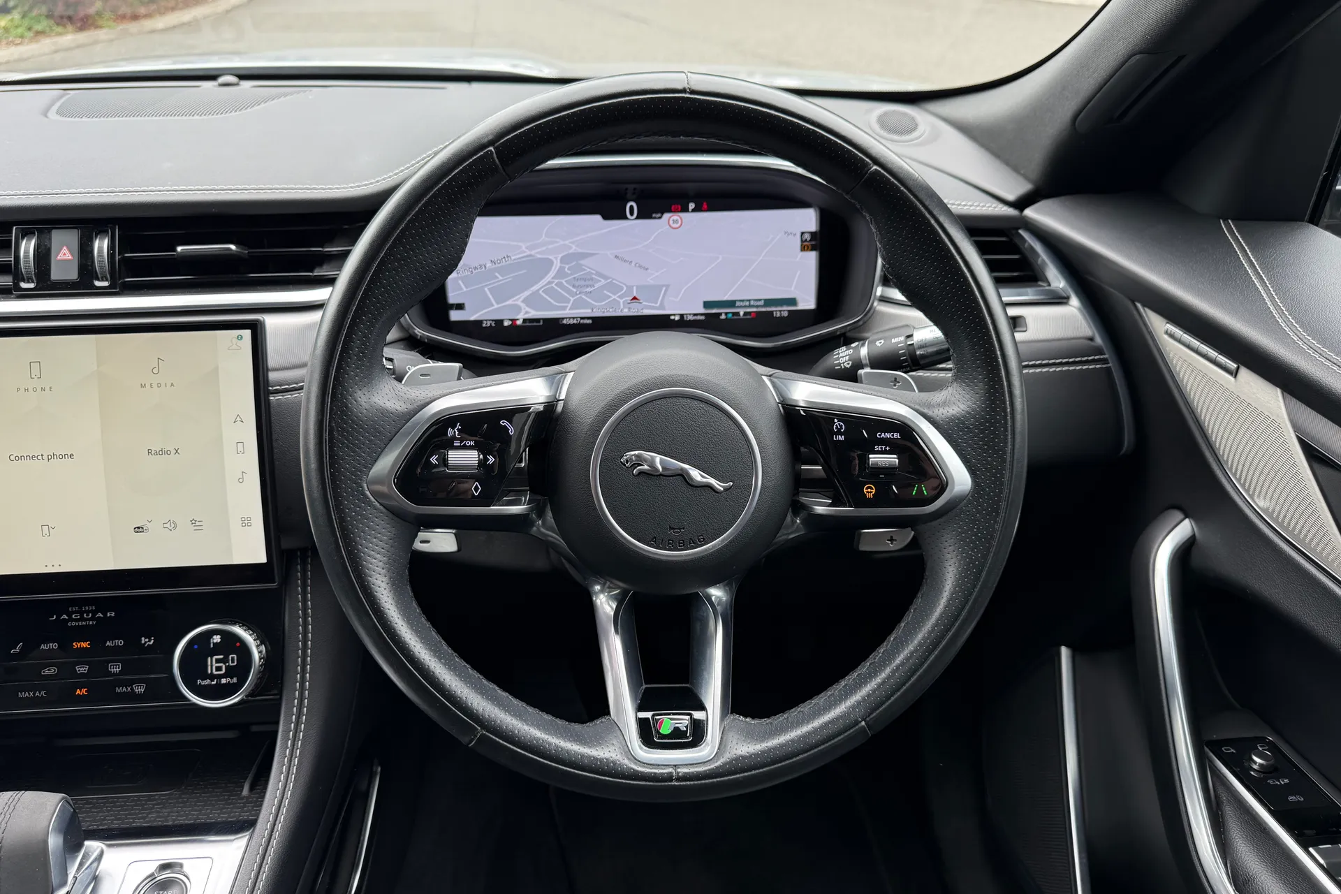 Jaguar F-PACE thumbnail image number 12