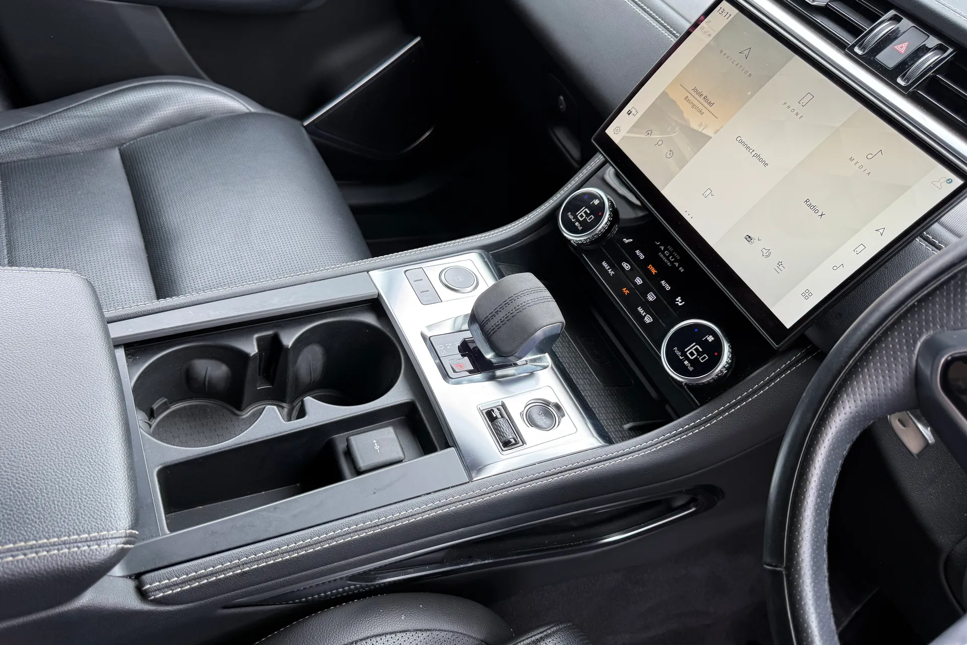 Jaguar F-PACE thumbnail image number 19