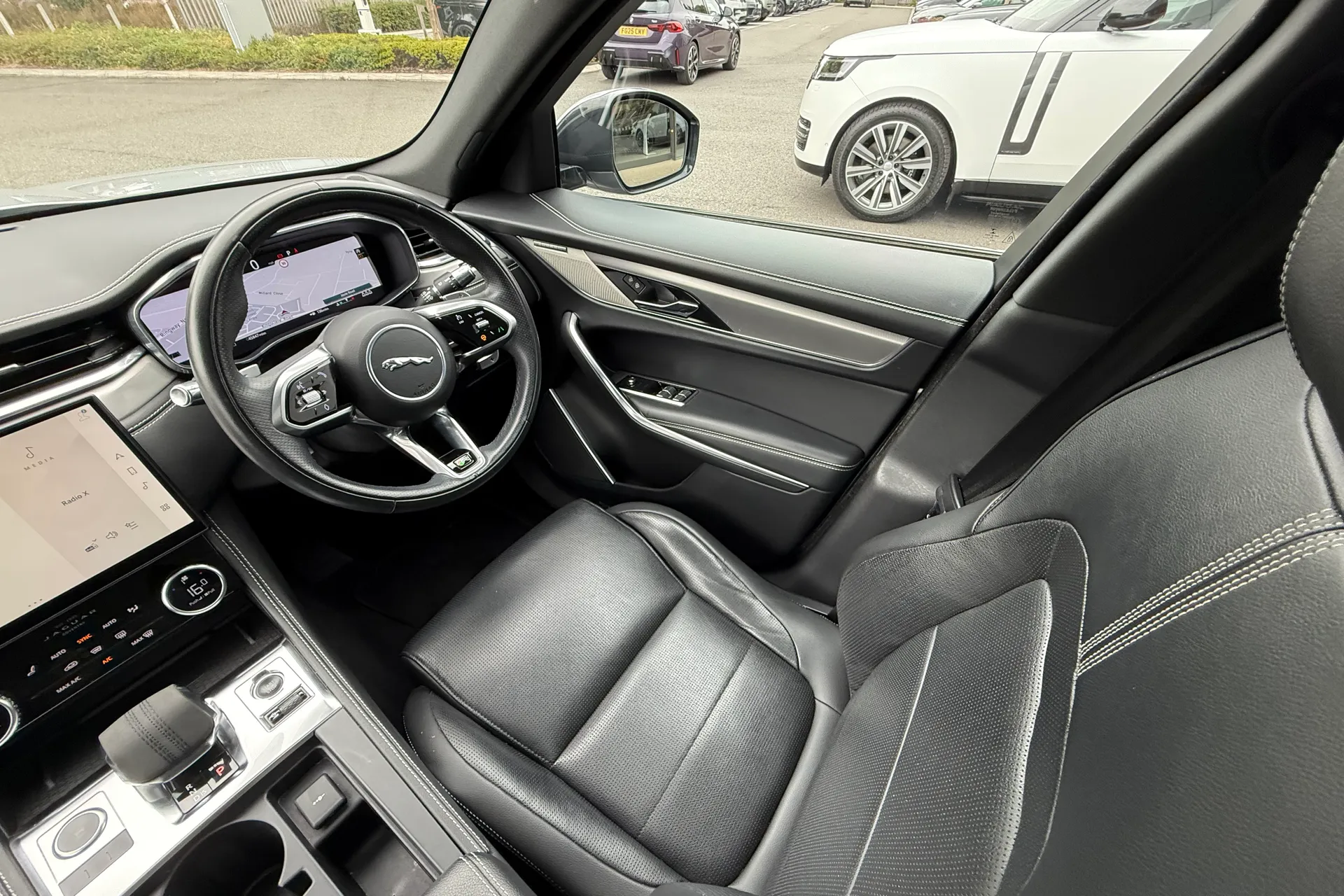 Jaguar F-PACE thumbnail image number 14