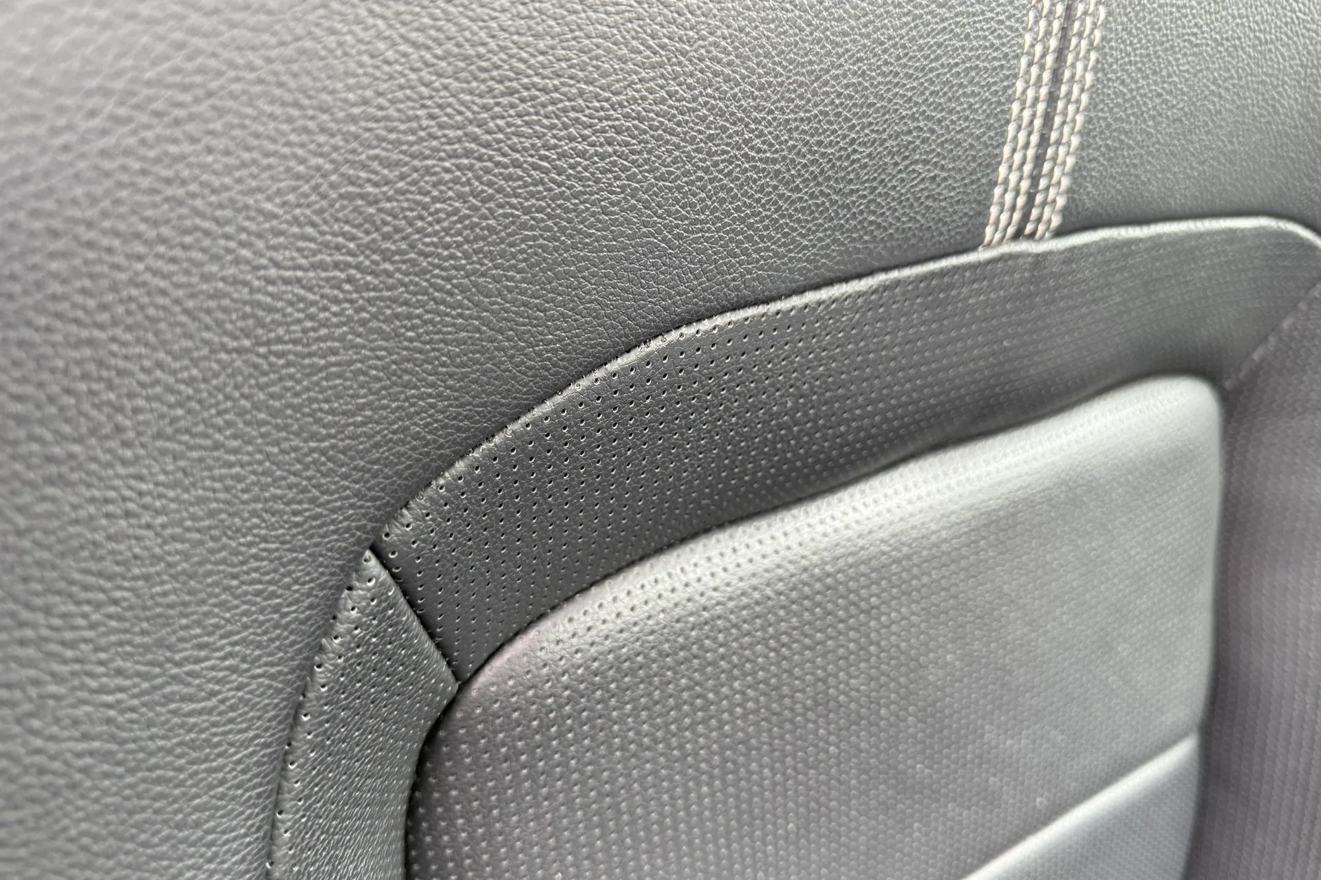 Jaguar F-PACE thumbnail image number 34