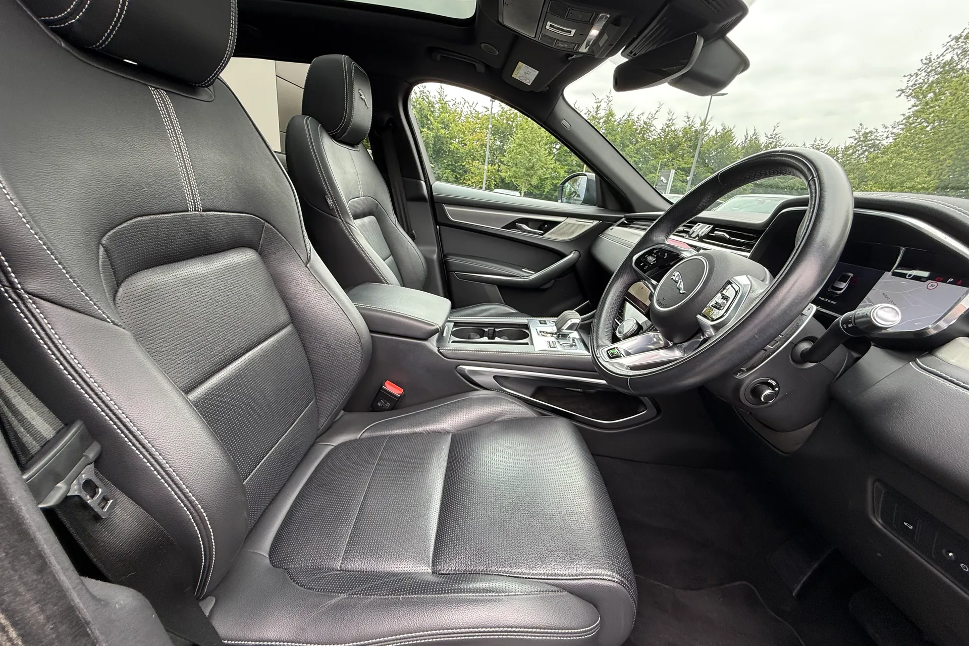 Jaguar F-PACE thumbnail image number 9