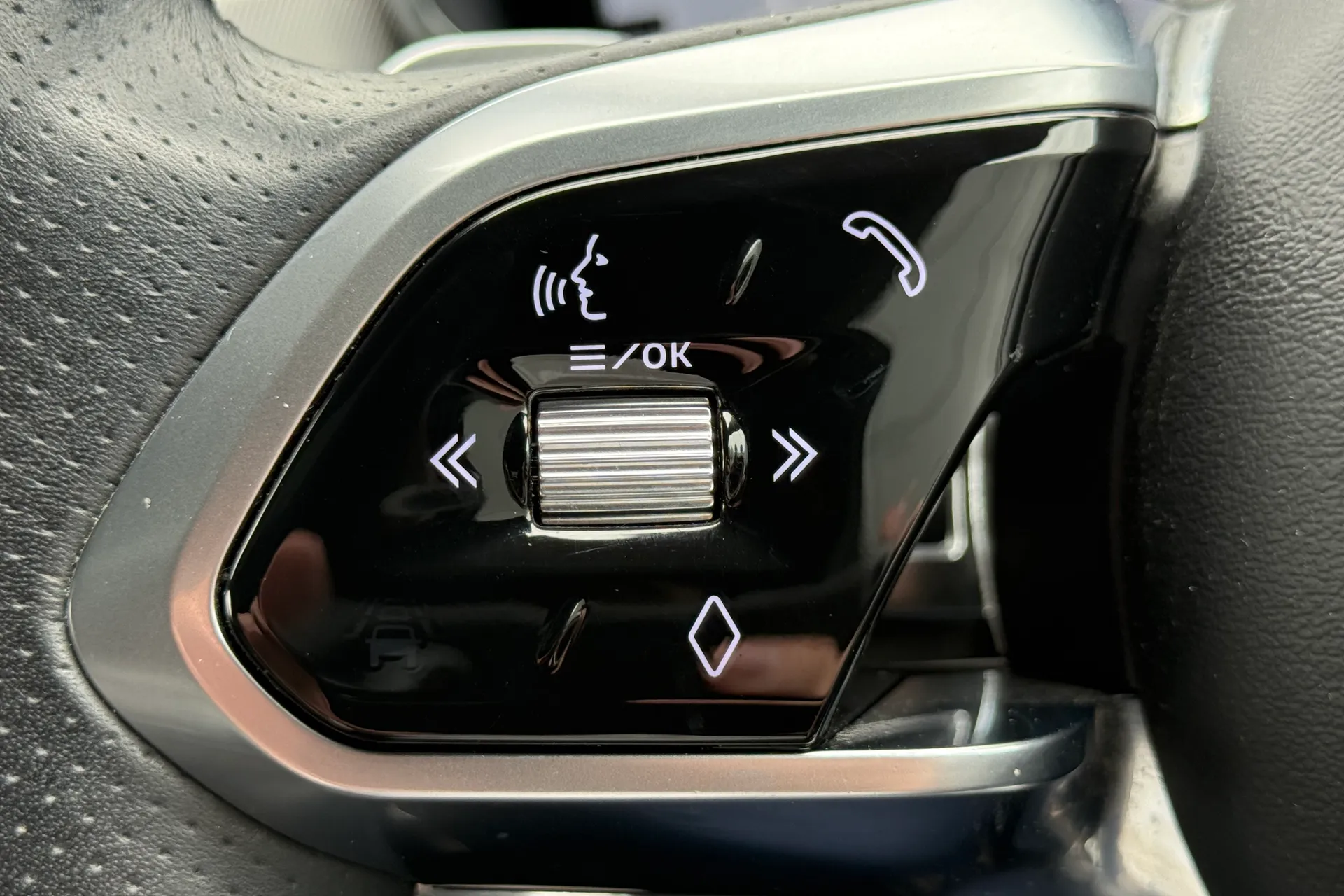 Jaguar F-PACE thumbnail image number 25