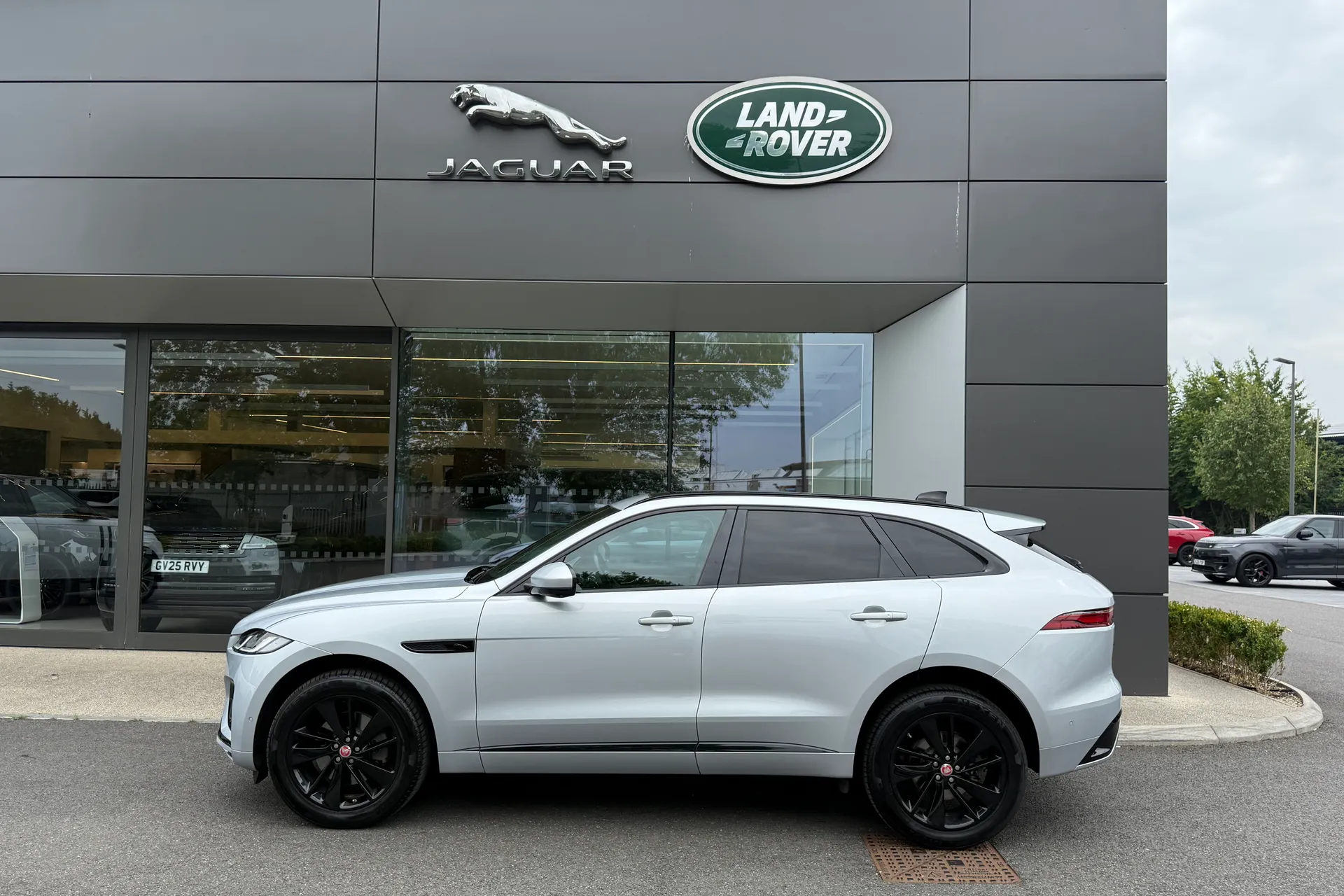 Jaguar F-PACE thumbnail image number 26