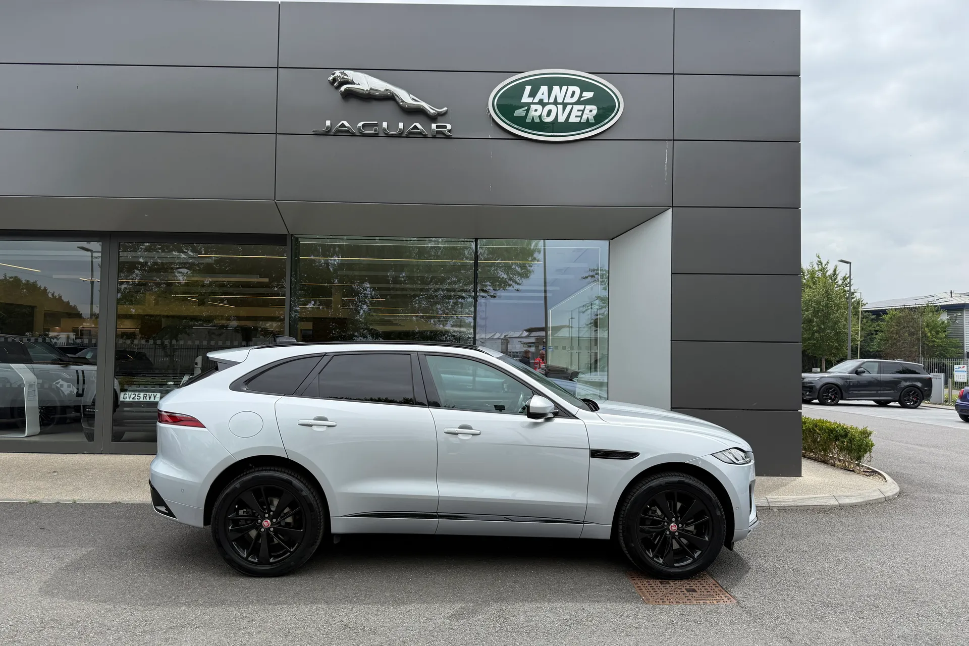 Jaguar F-PACE thumbnail image number 2
