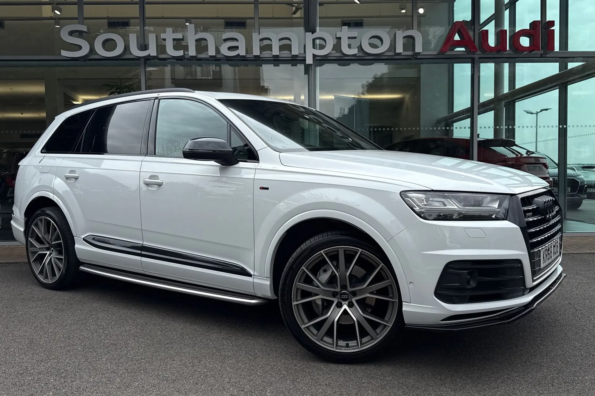 Audi Q7 focused image