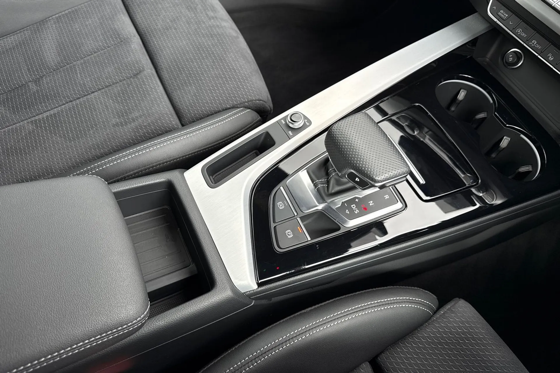 Audi A4 thumbnail image number 36
