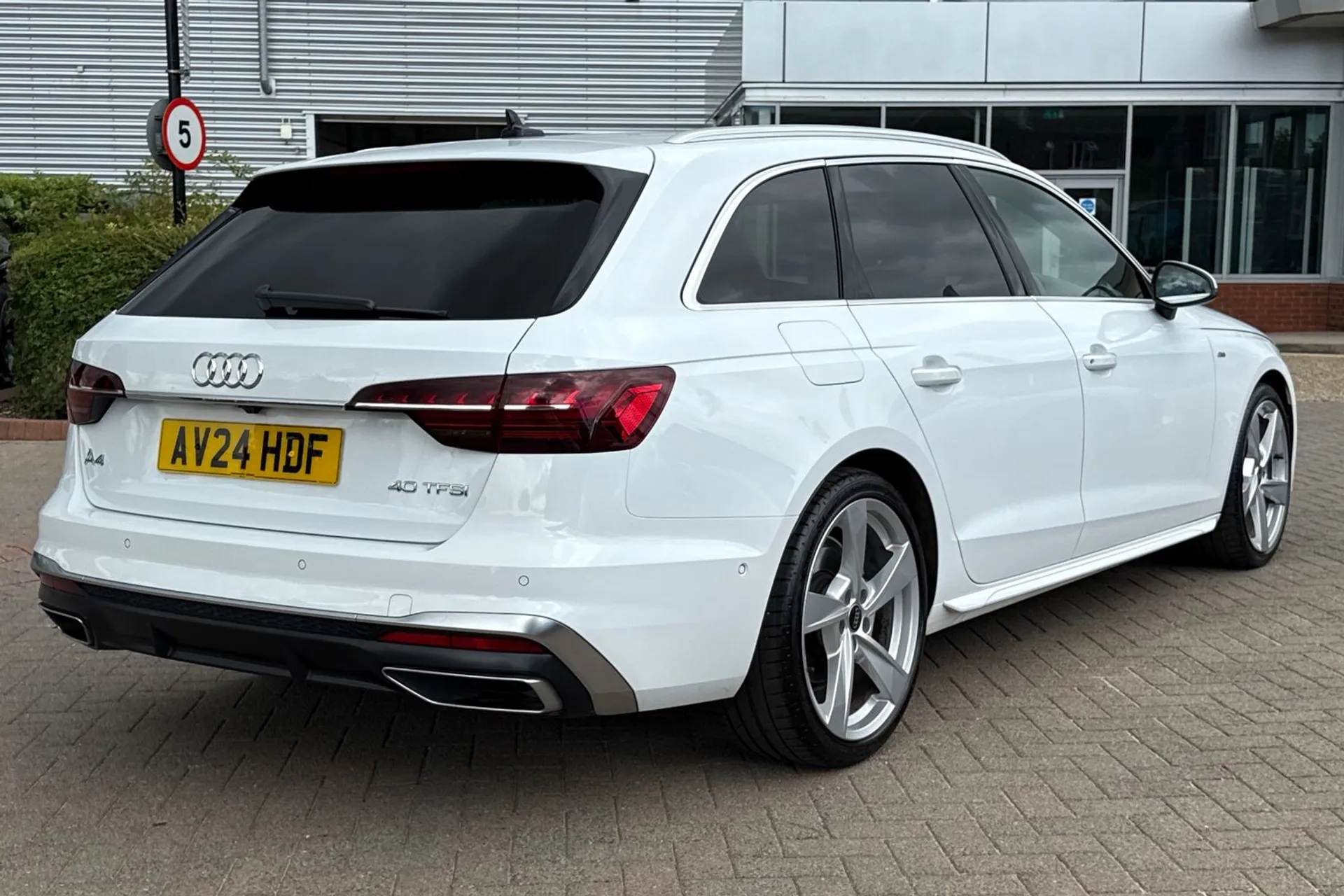 Audi A4 thumbnail image number 4