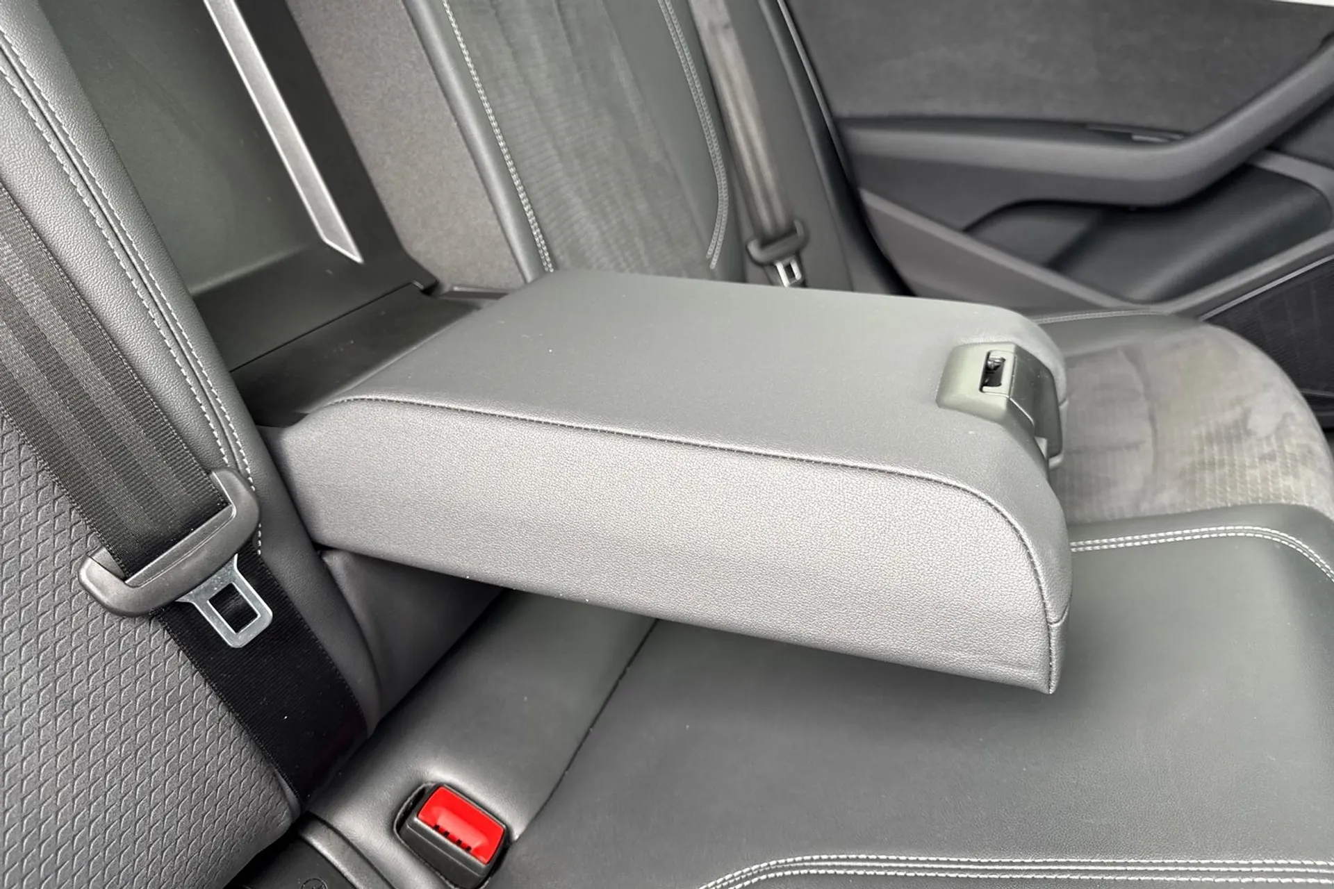 Audi A4 thumbnail image number 43