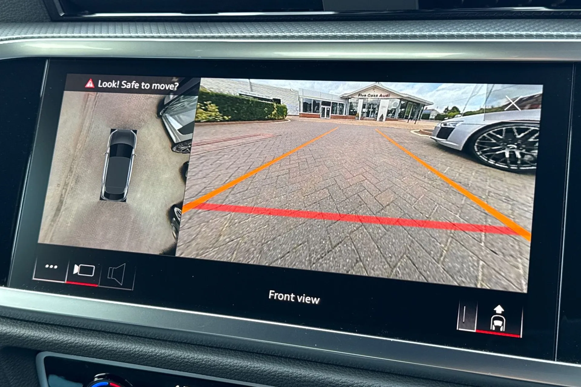 Audi Q3 thumbnail image number 10