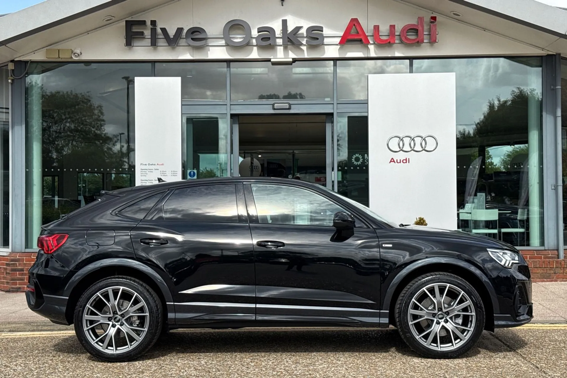 Audi Q3 thumbnail image number 2
