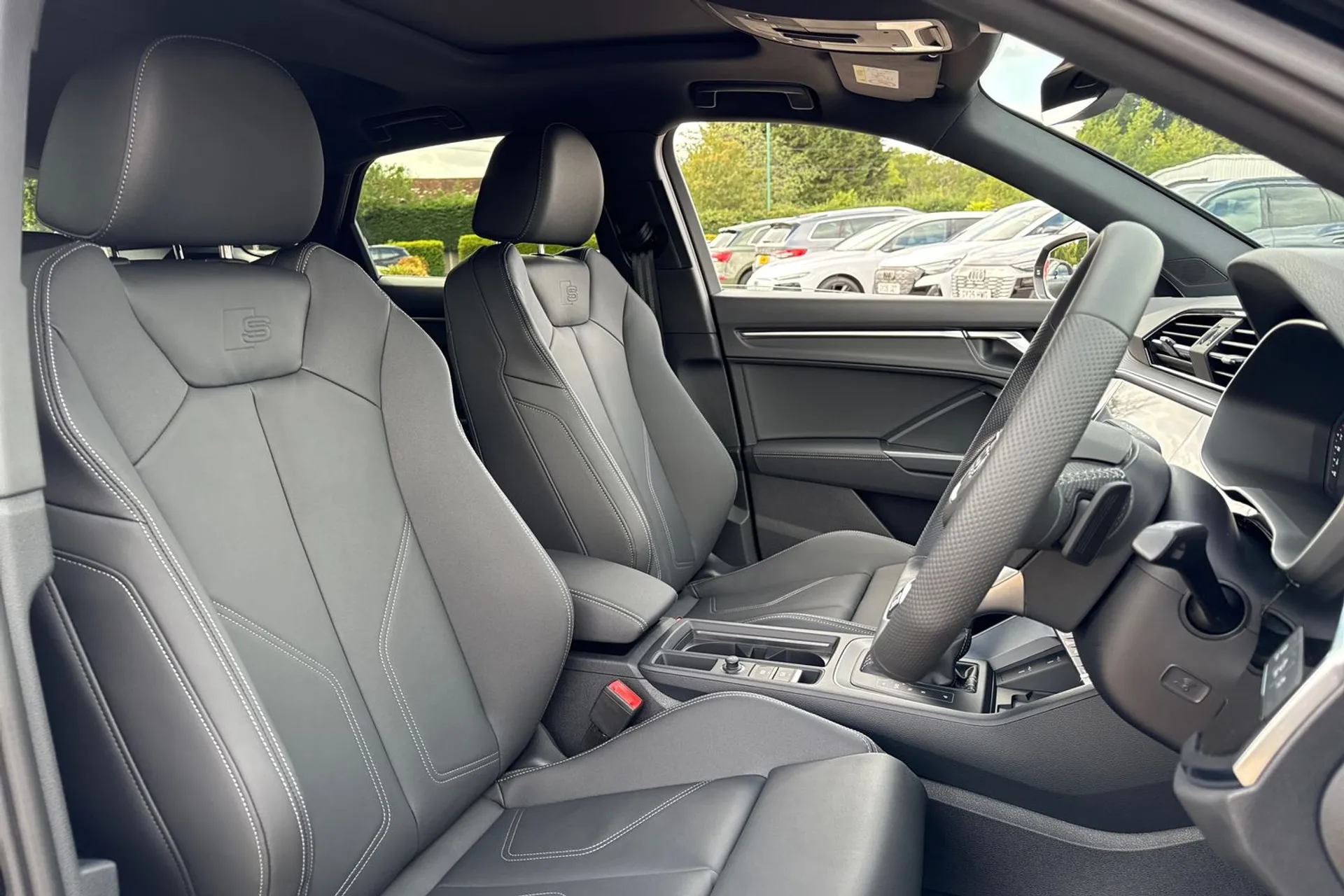 Audi Q3 thumbnail image number 29