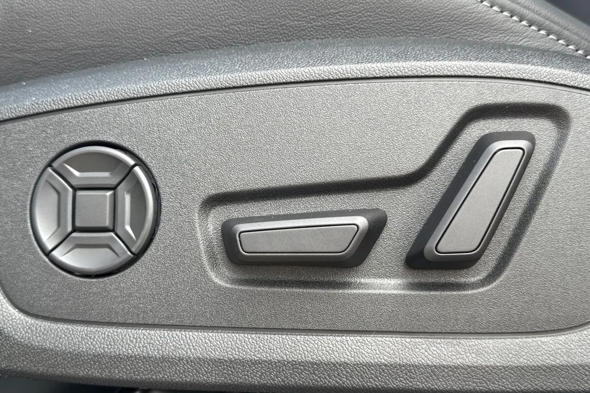 Audi Q3 thumbnail image number 18