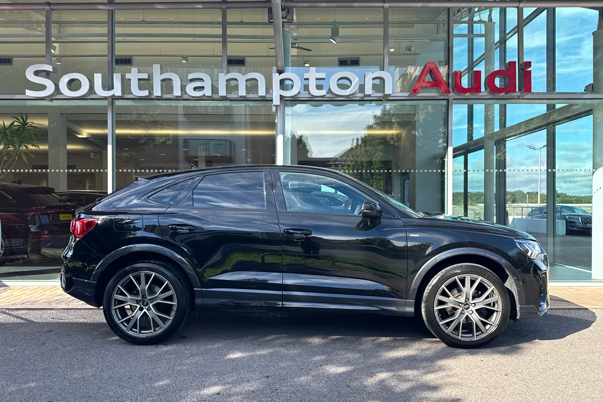 Audi Q3 thumbnail image number 2
