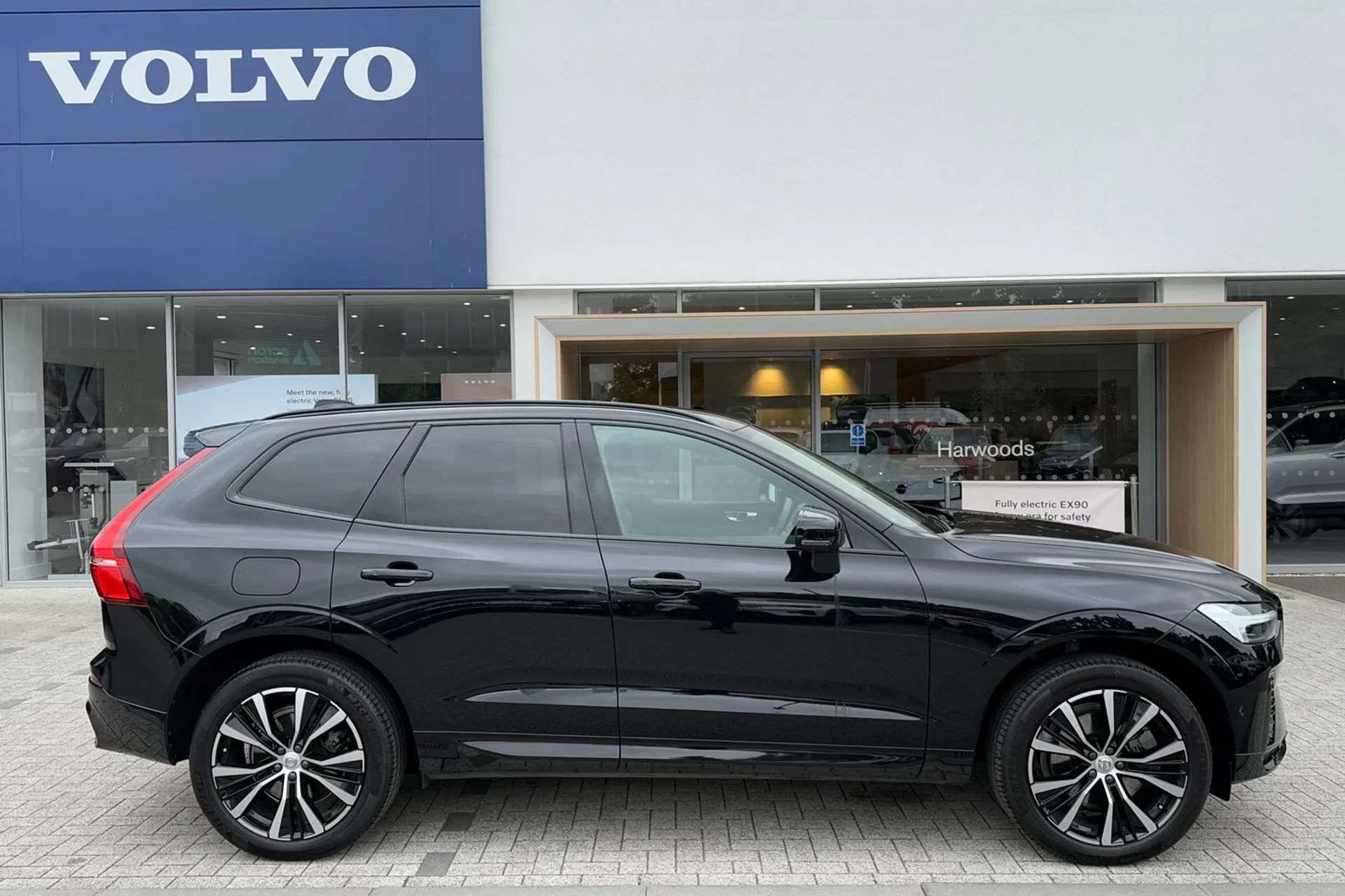 Volvo XC60 thumbnail image number 2