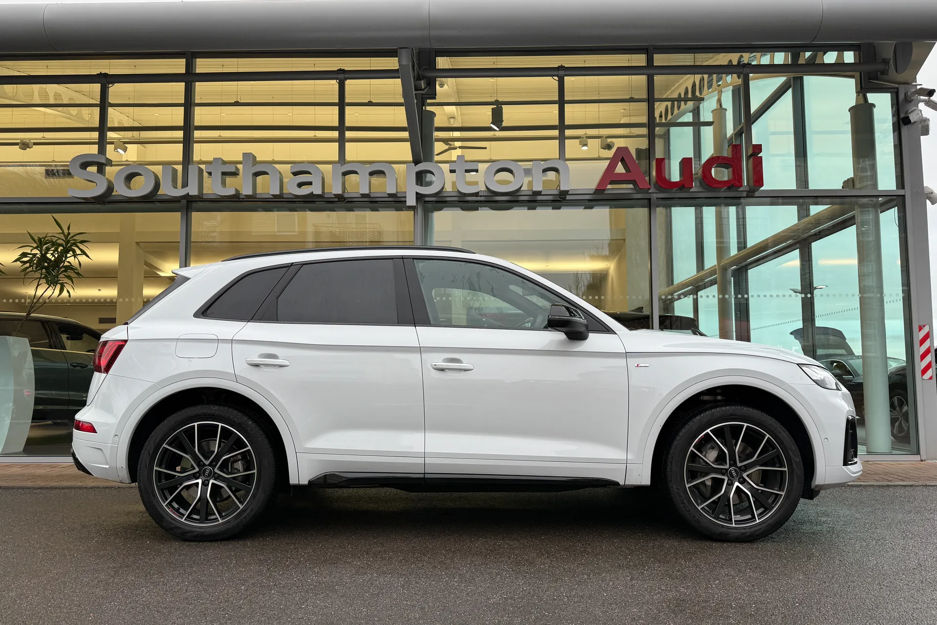 Audi Q5 thumbnail image number 2