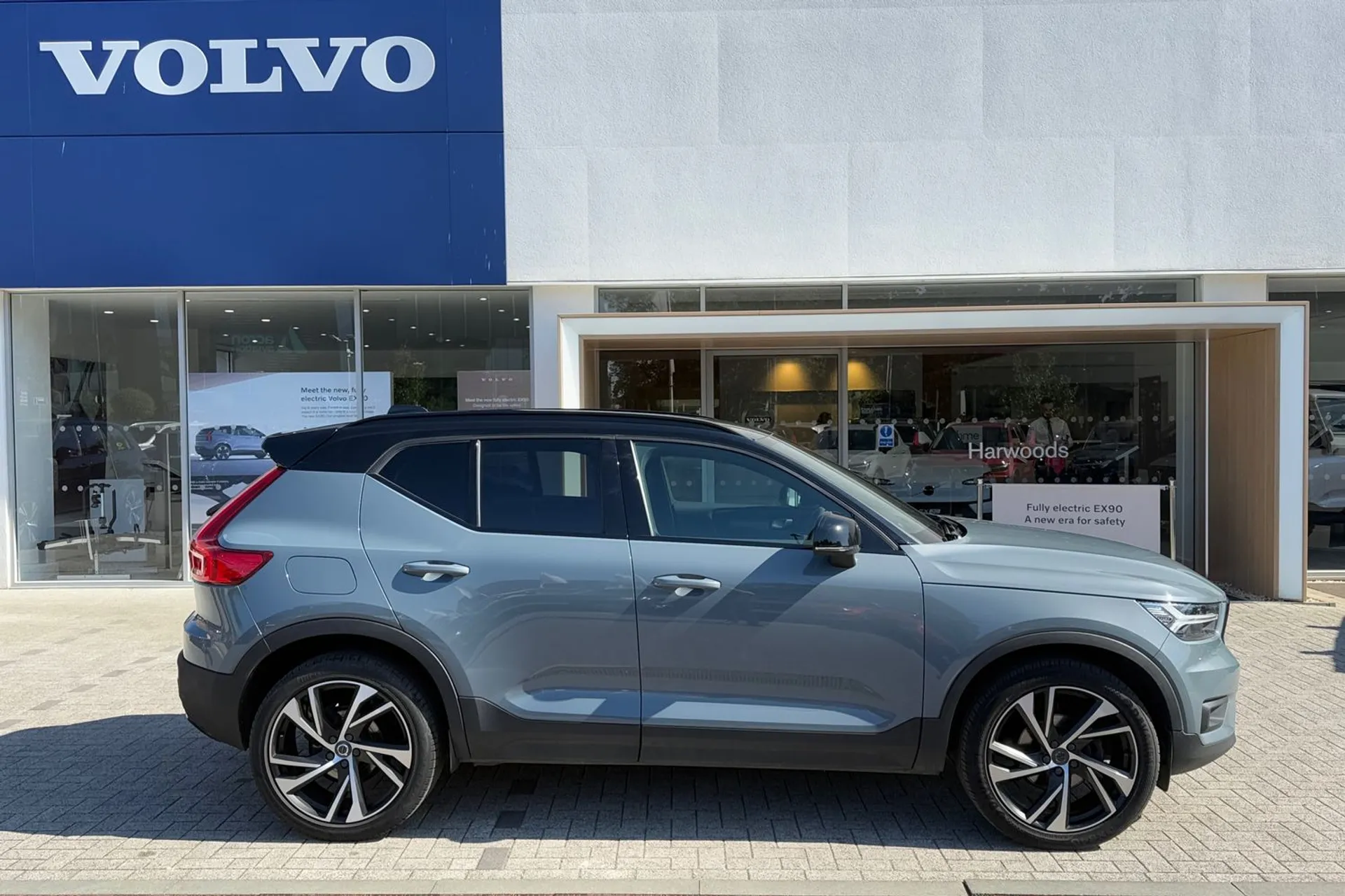 Volvo XC40 thumbnail image number 2
