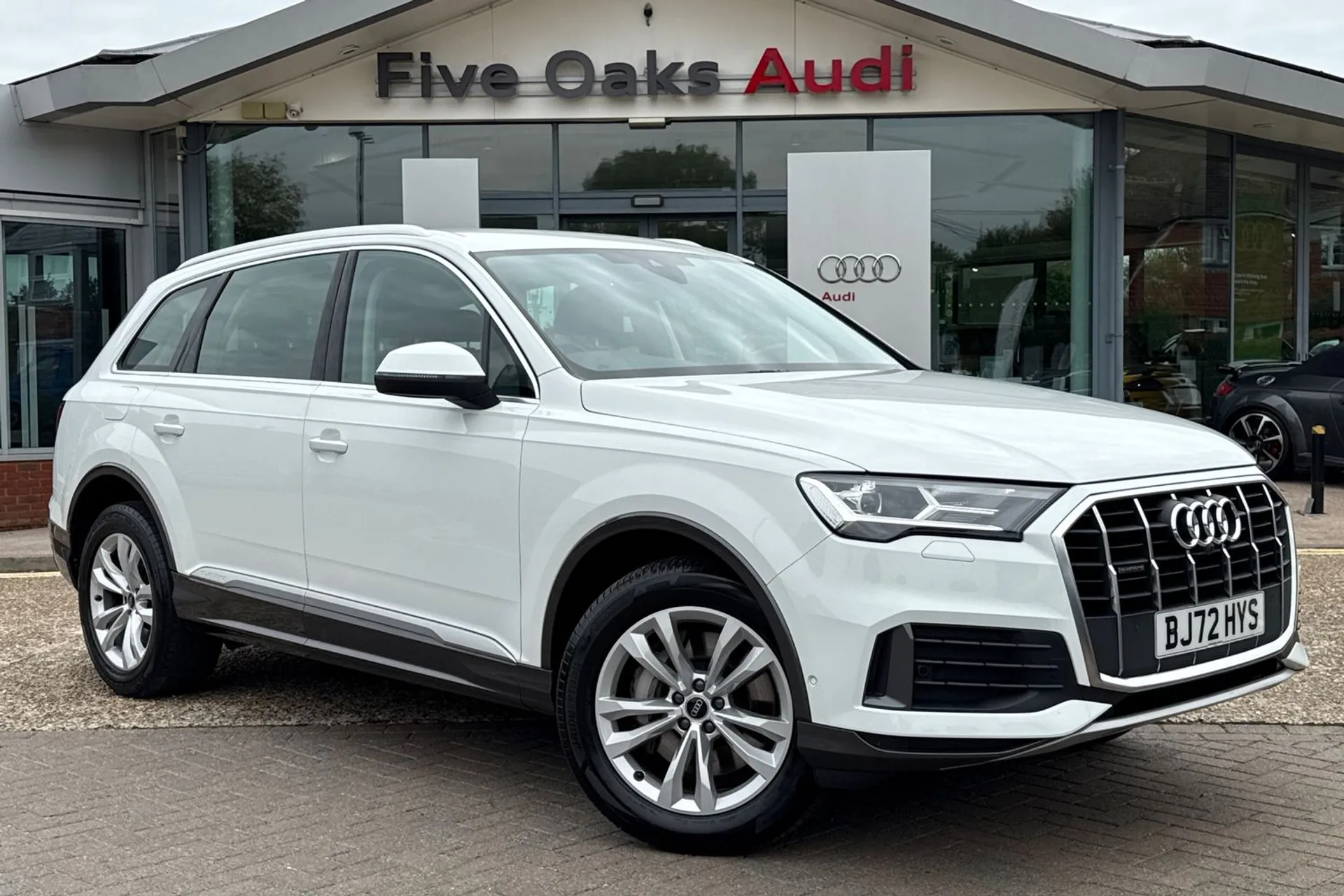 Audi Q7 focused image