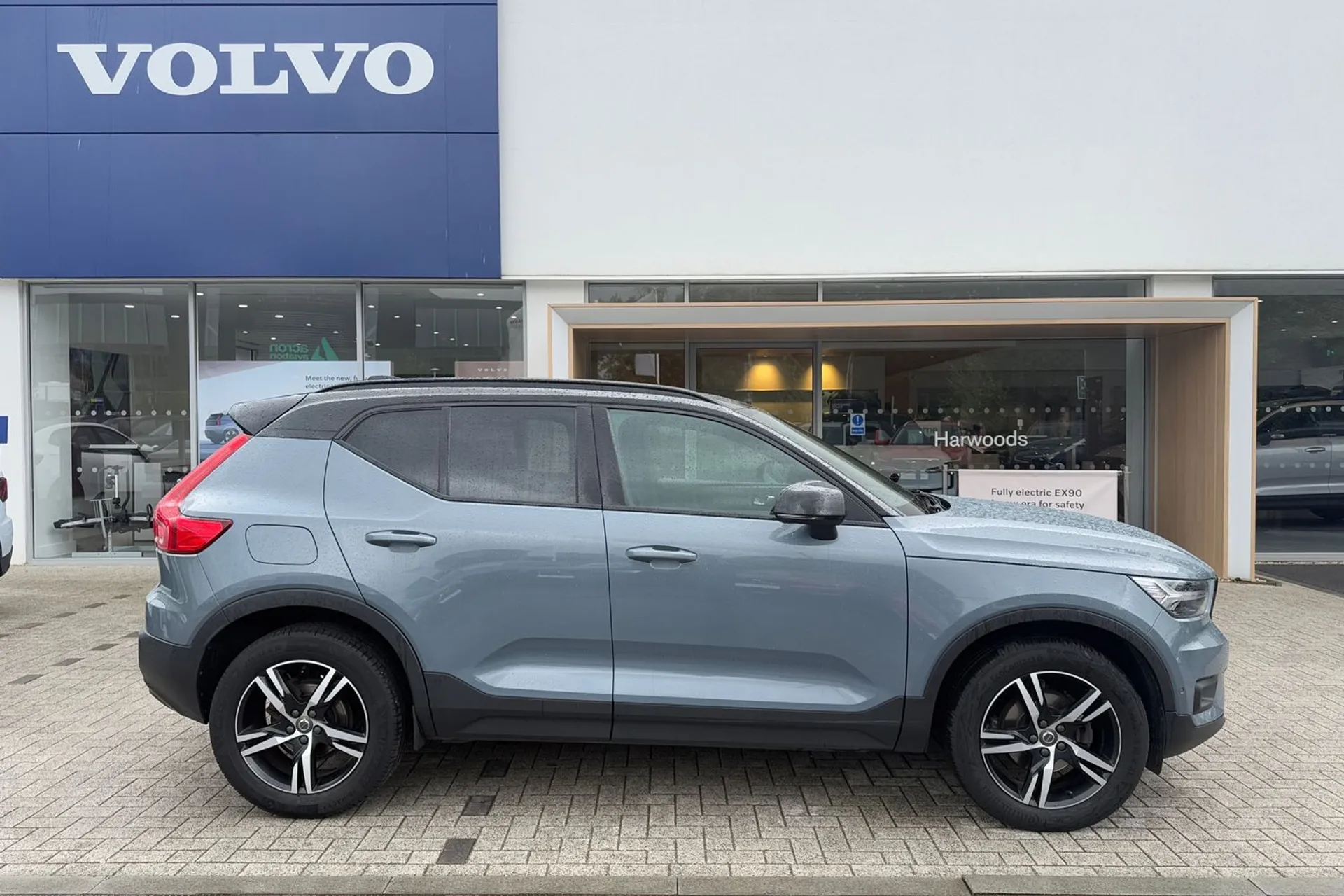 Volvo XC40 thumbnail image number 2