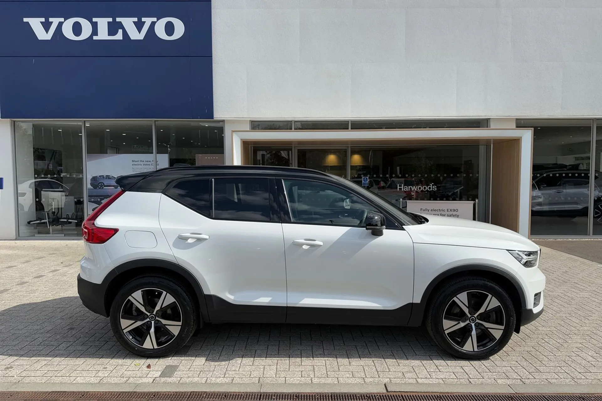 Volvo XC40 thumbnail image number 2