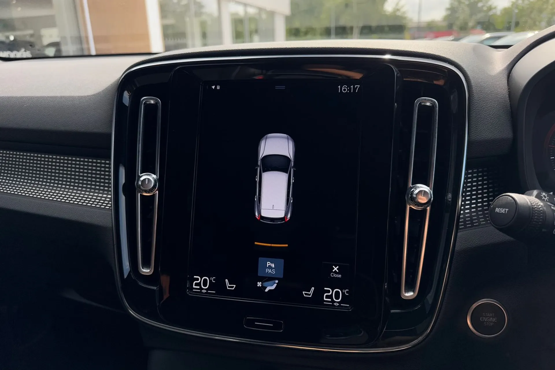 Volvo XC40 thumbnail image number 4