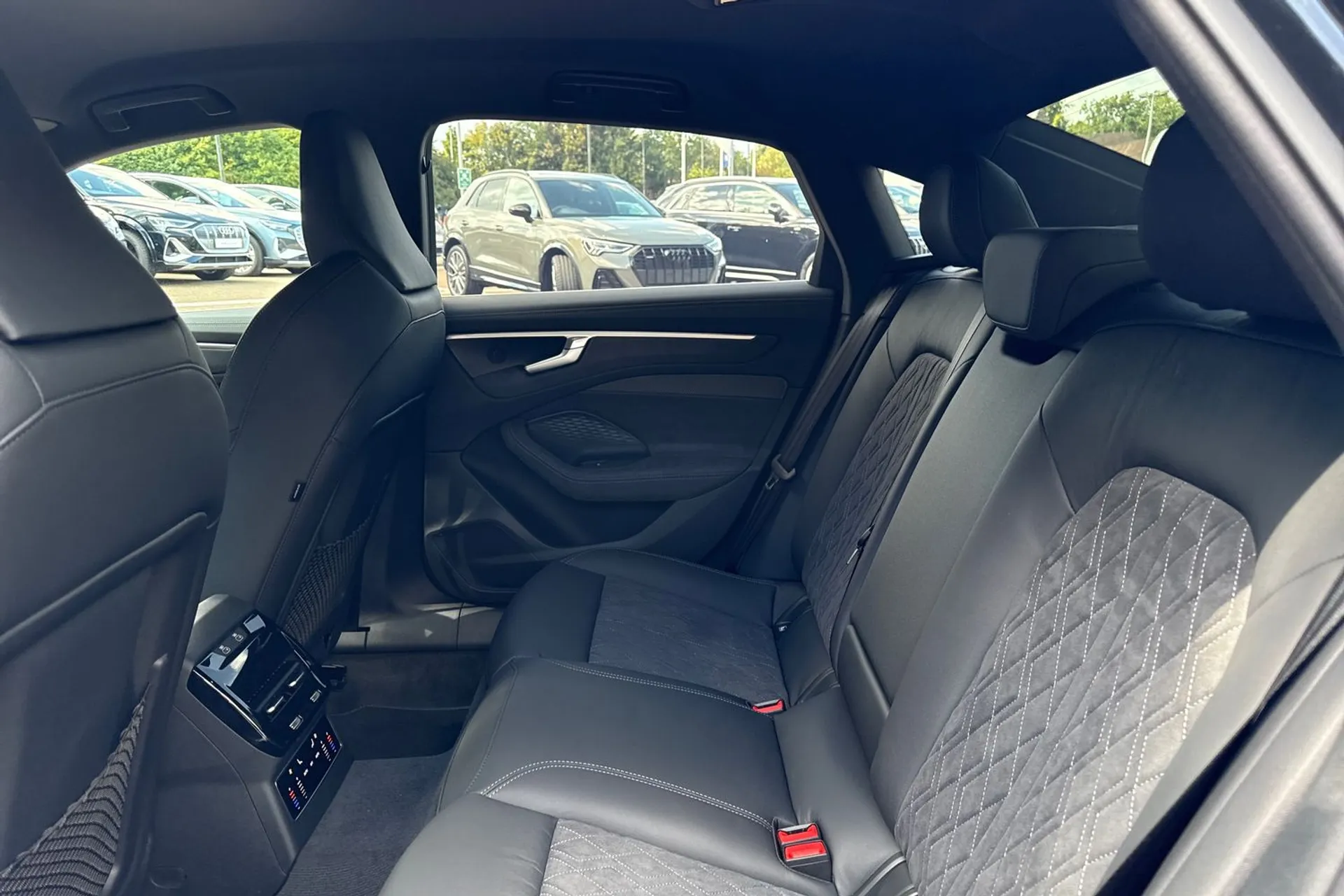 Audi A6 thumbnail image number 31