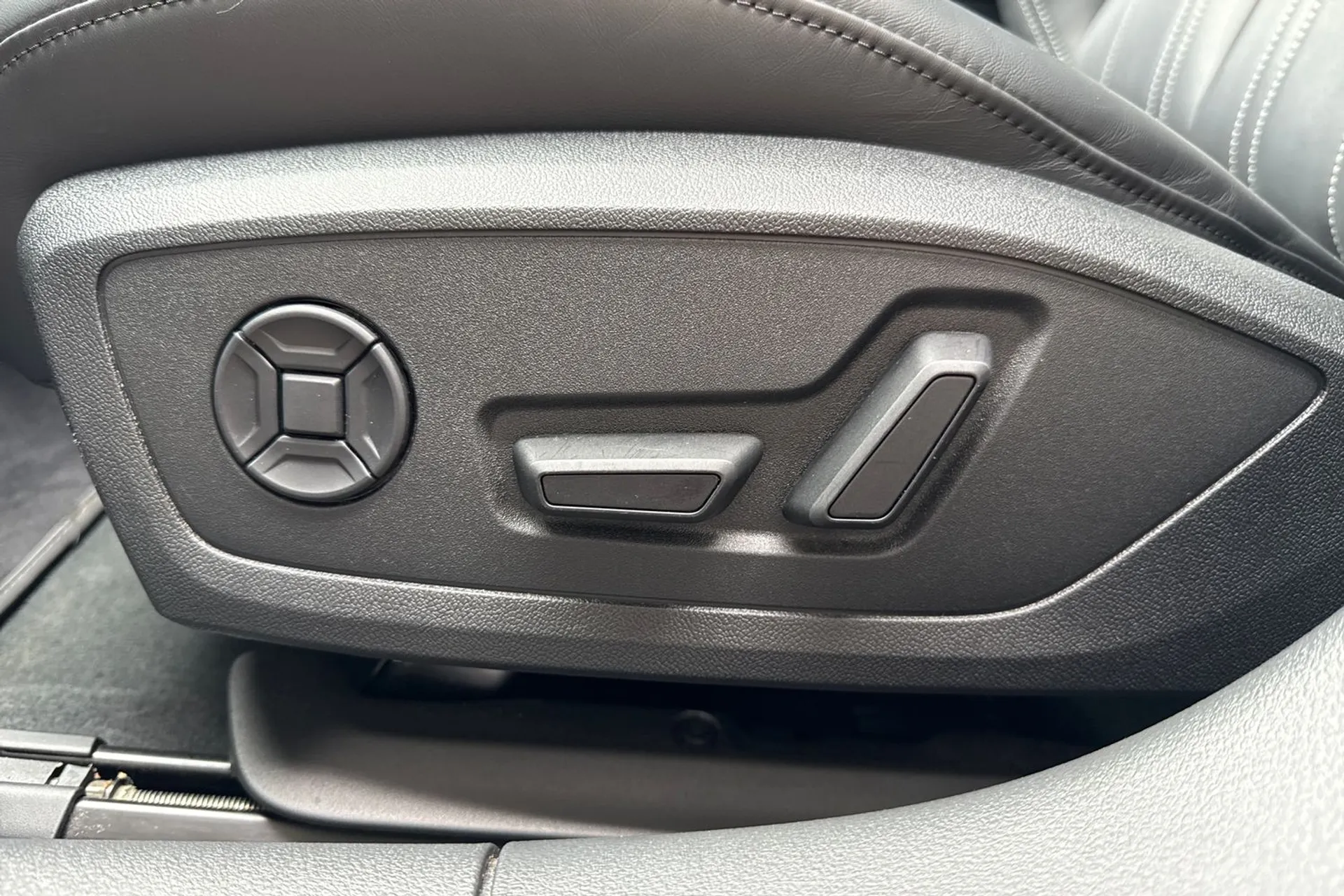 Audi A6 thumbnail image number 28