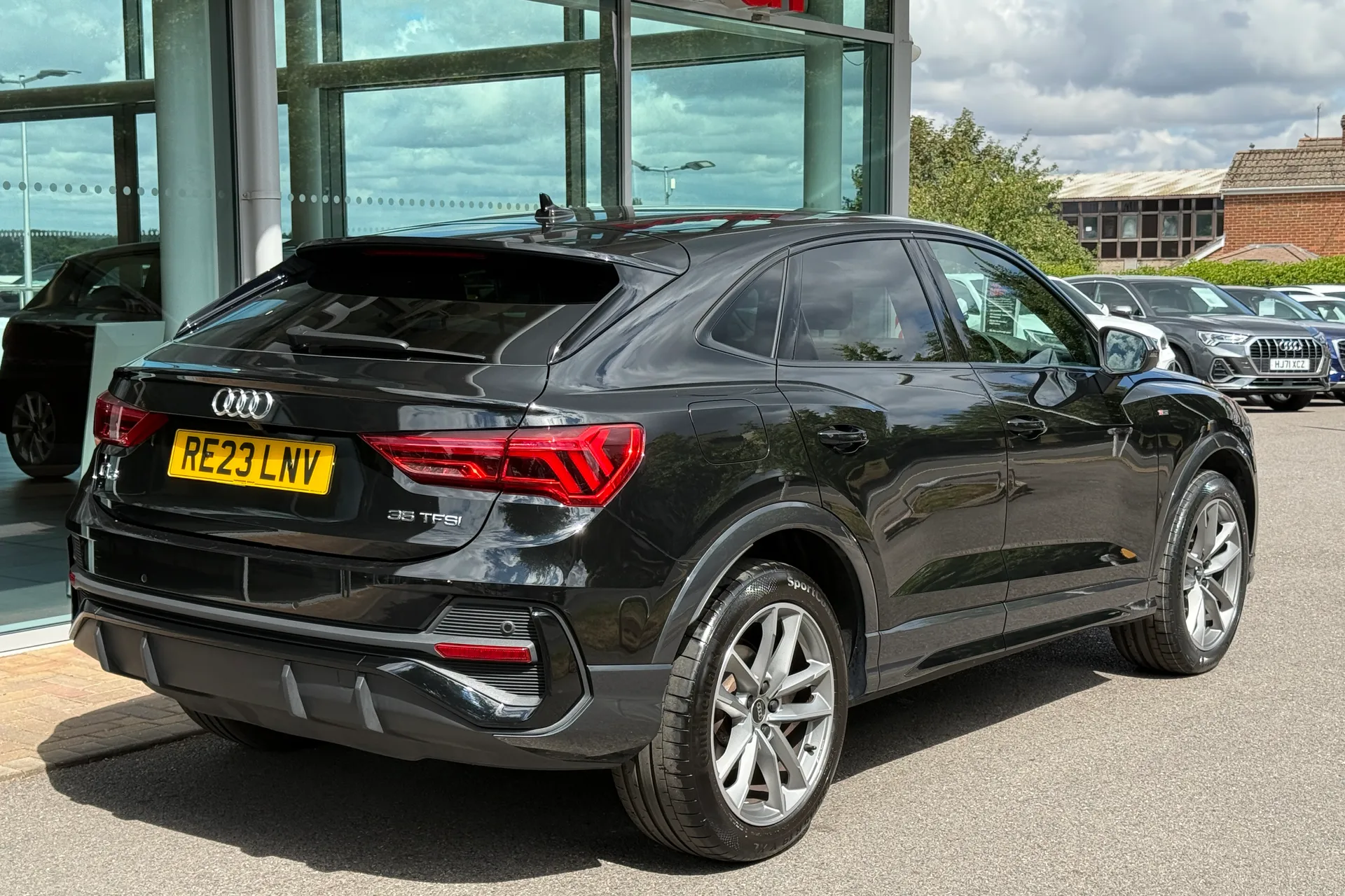 Audi Q3 thumbnail image number 14