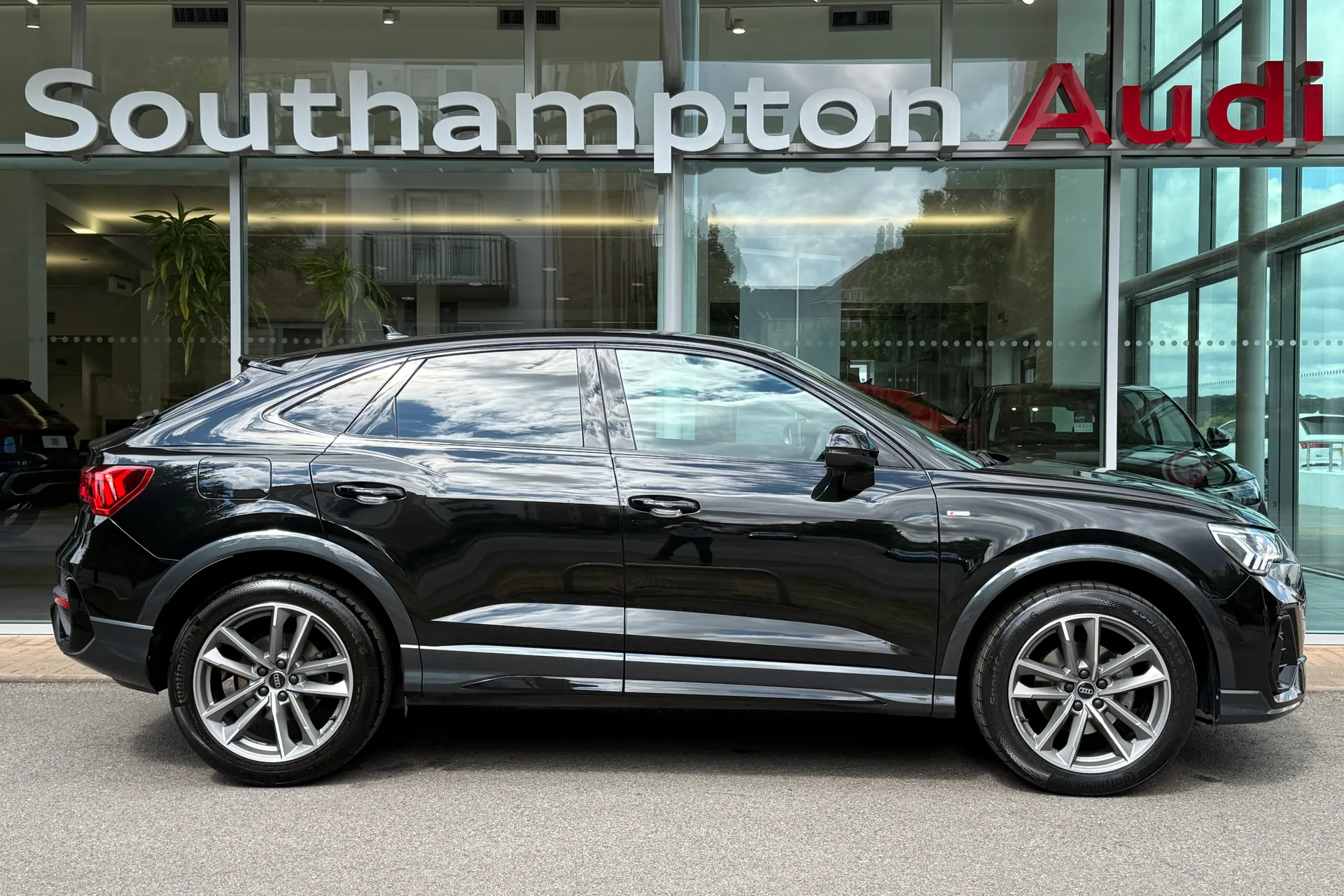 Audi Q3 thumbnail image number 2