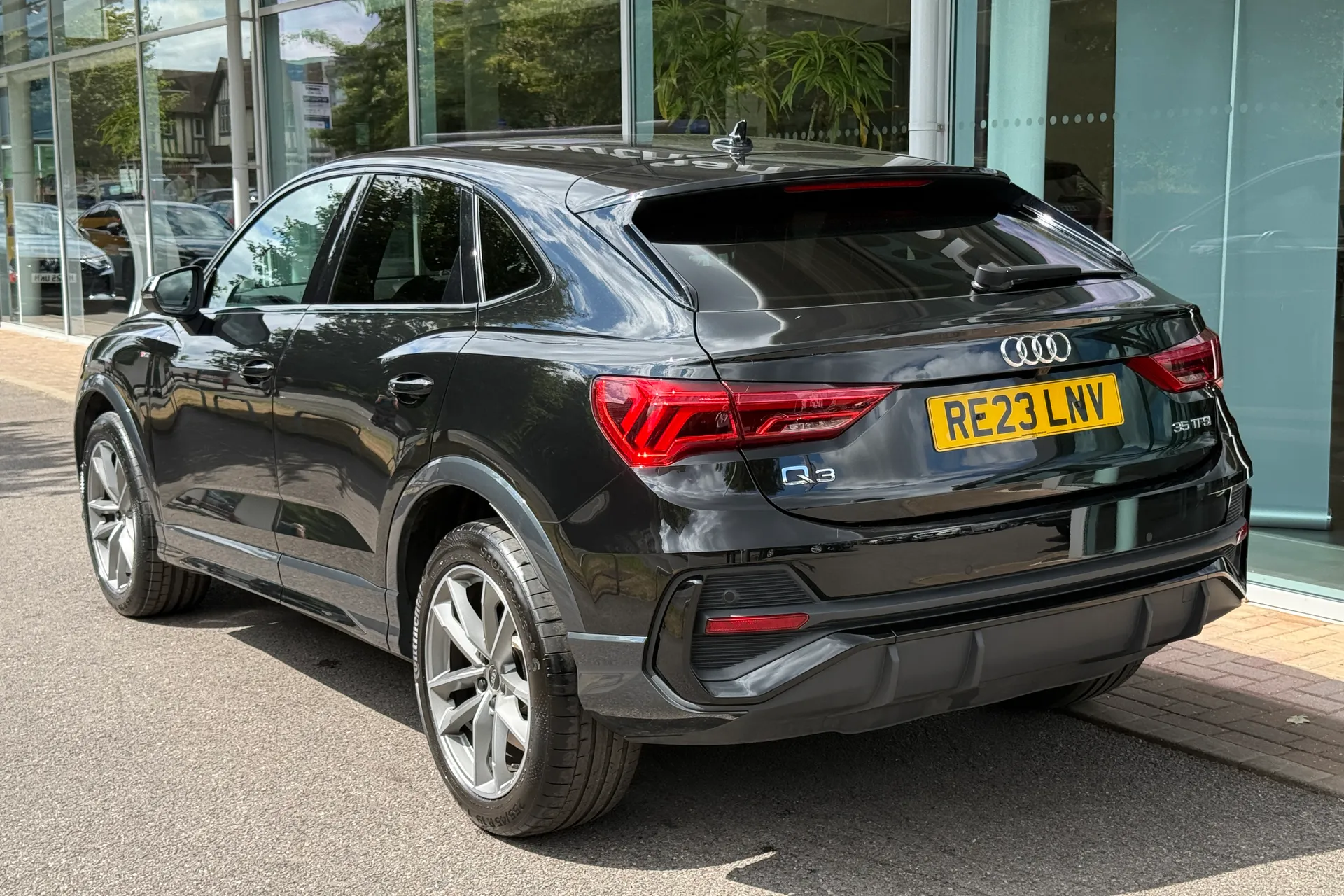 Audi Q3 thumbnail image number 21