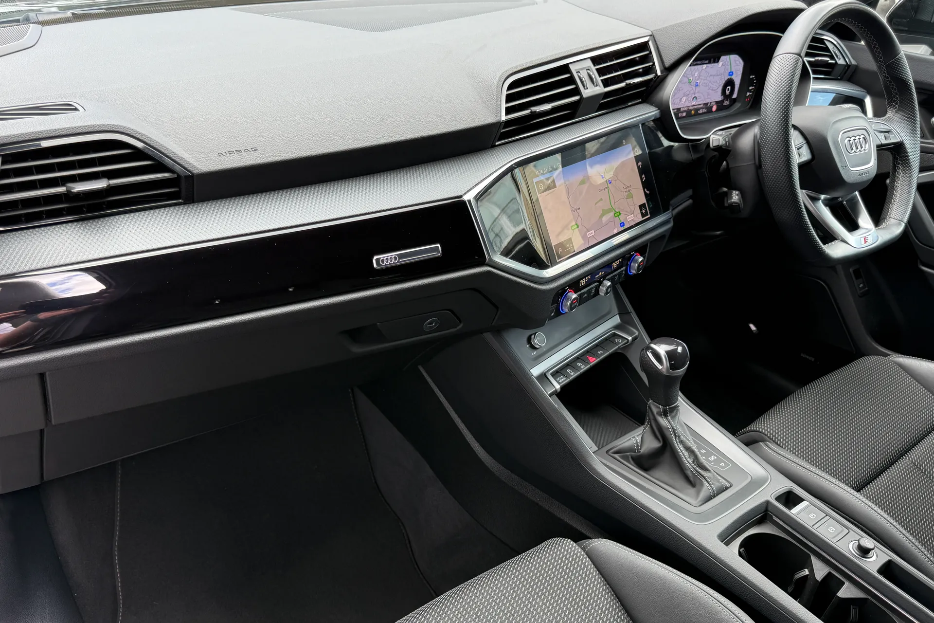 Audi Q3 thumbnail image number 30