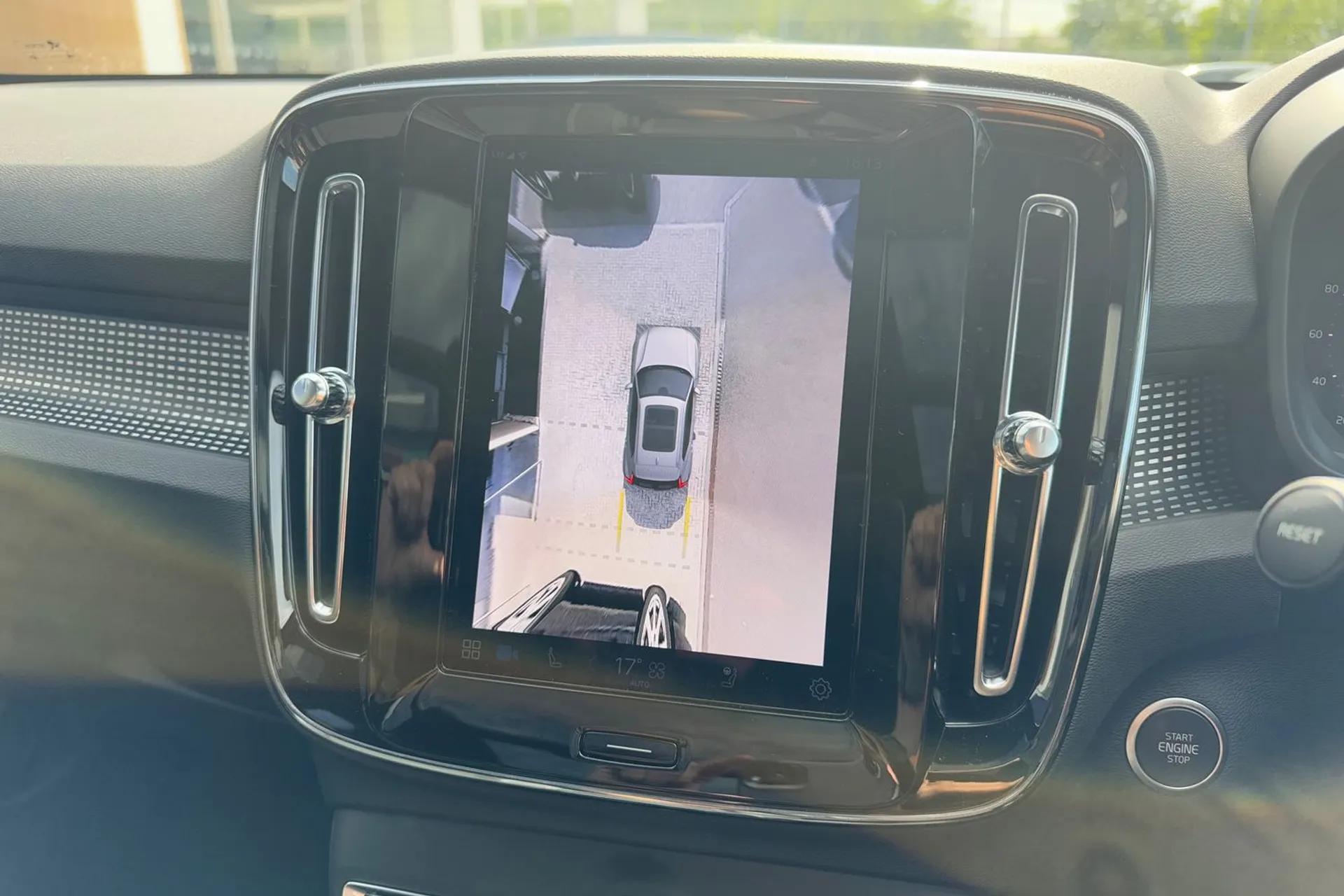 Volvo XC40 thumbnail image number 4