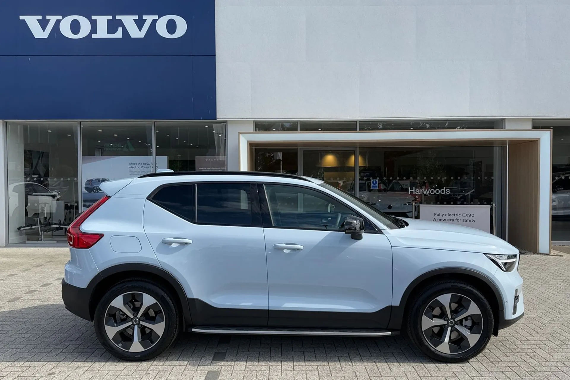 Volvo XC40 thumbnail image number 2