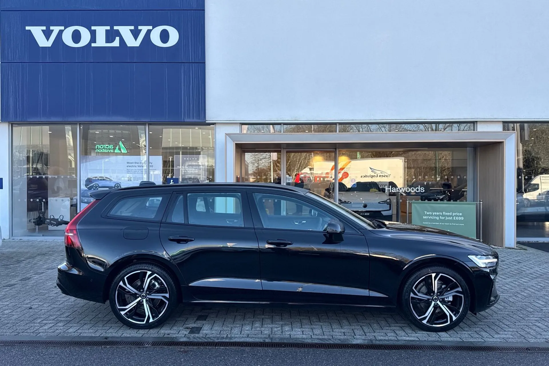 Volvo V60 thumbnail image number 2