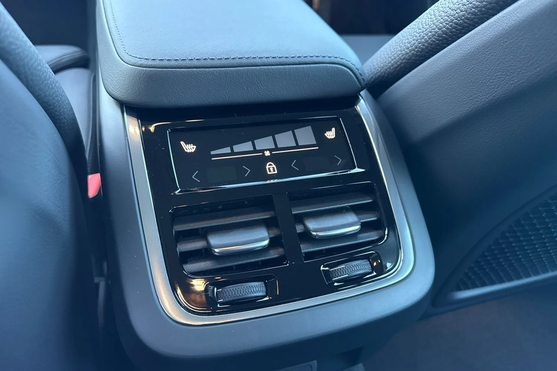 Volvo V60 thumbnail image number 32