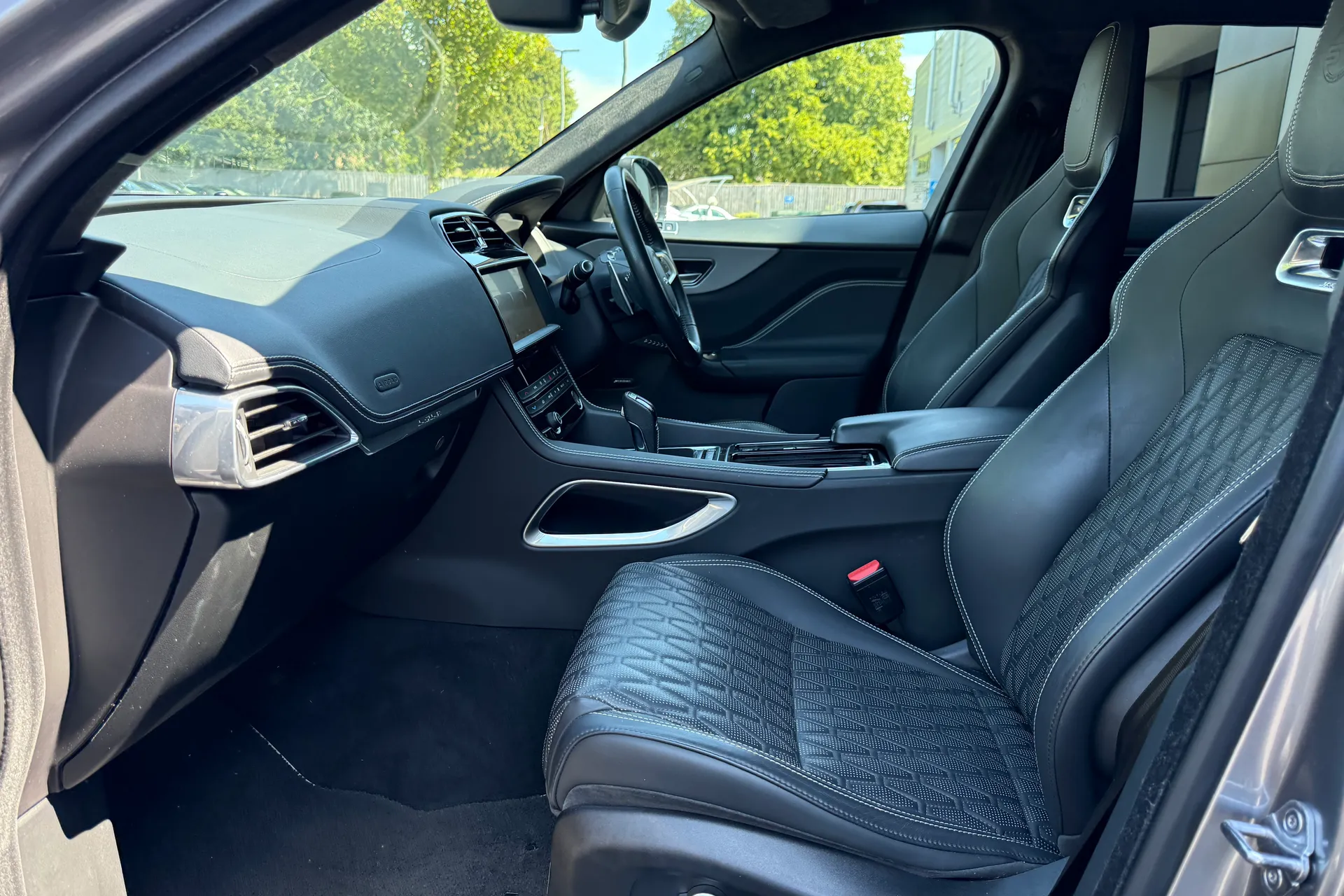 Jaguar F-PACE thumbnail image number 10