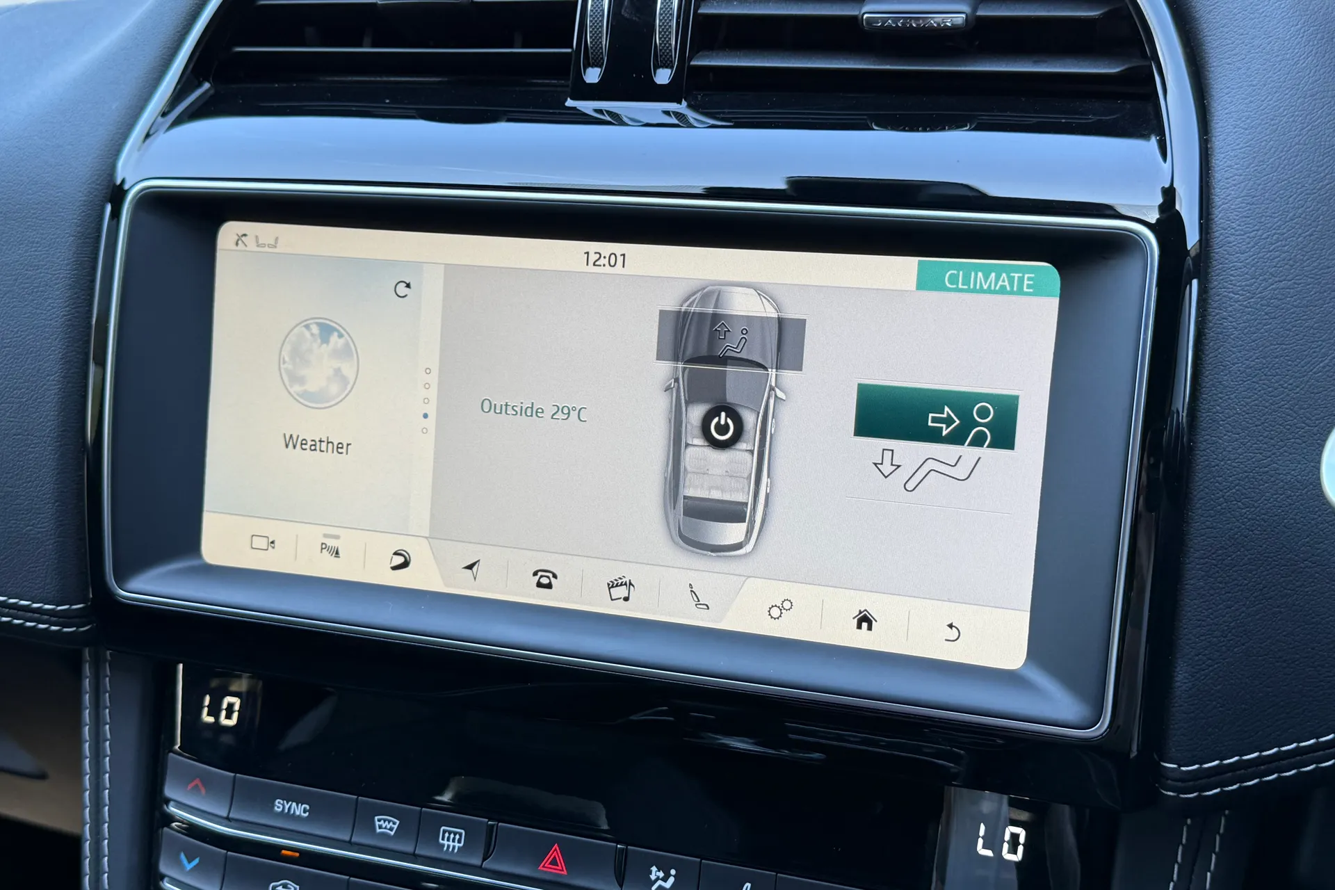 Jaguar F-PACE thumbnail image number 17