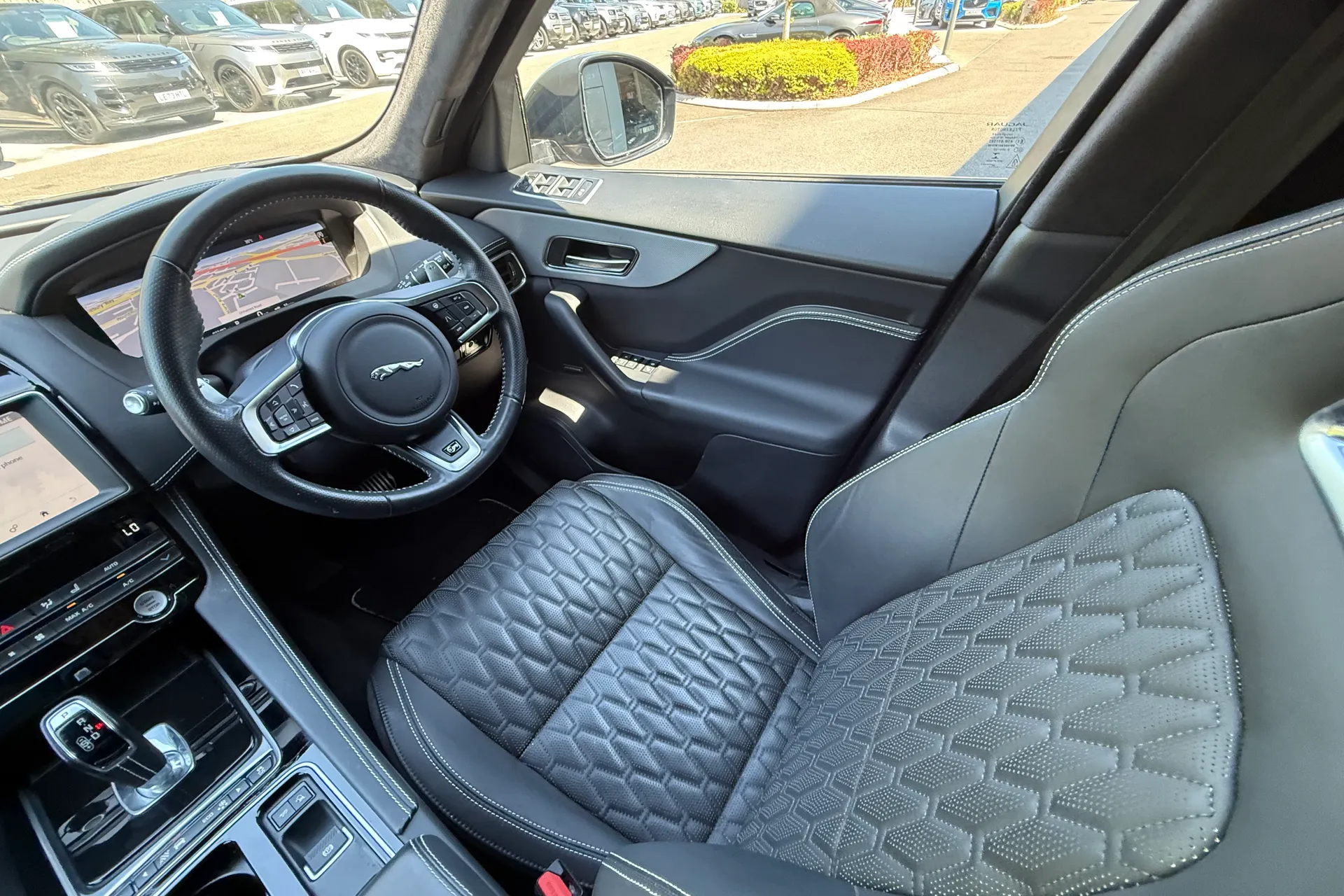 Jaguar F-PACE thumbnail image number 14