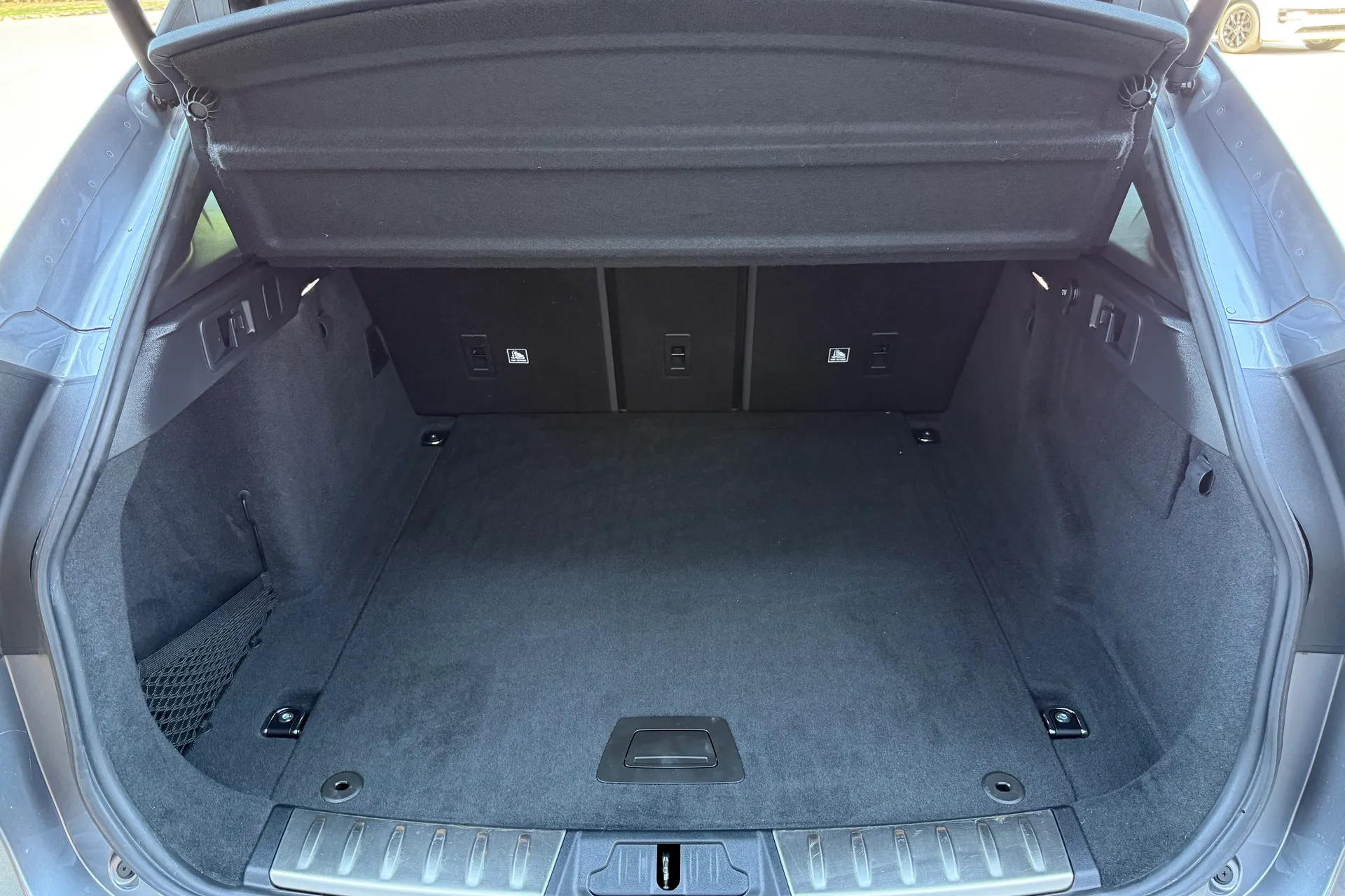 Jaguar F-PACE thumbnail image number 37