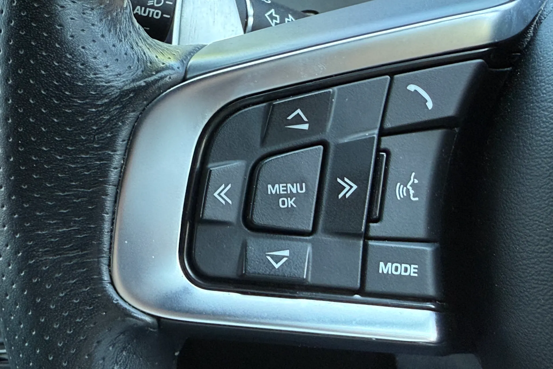 Jaguar F-PACE thumbnail image number 24