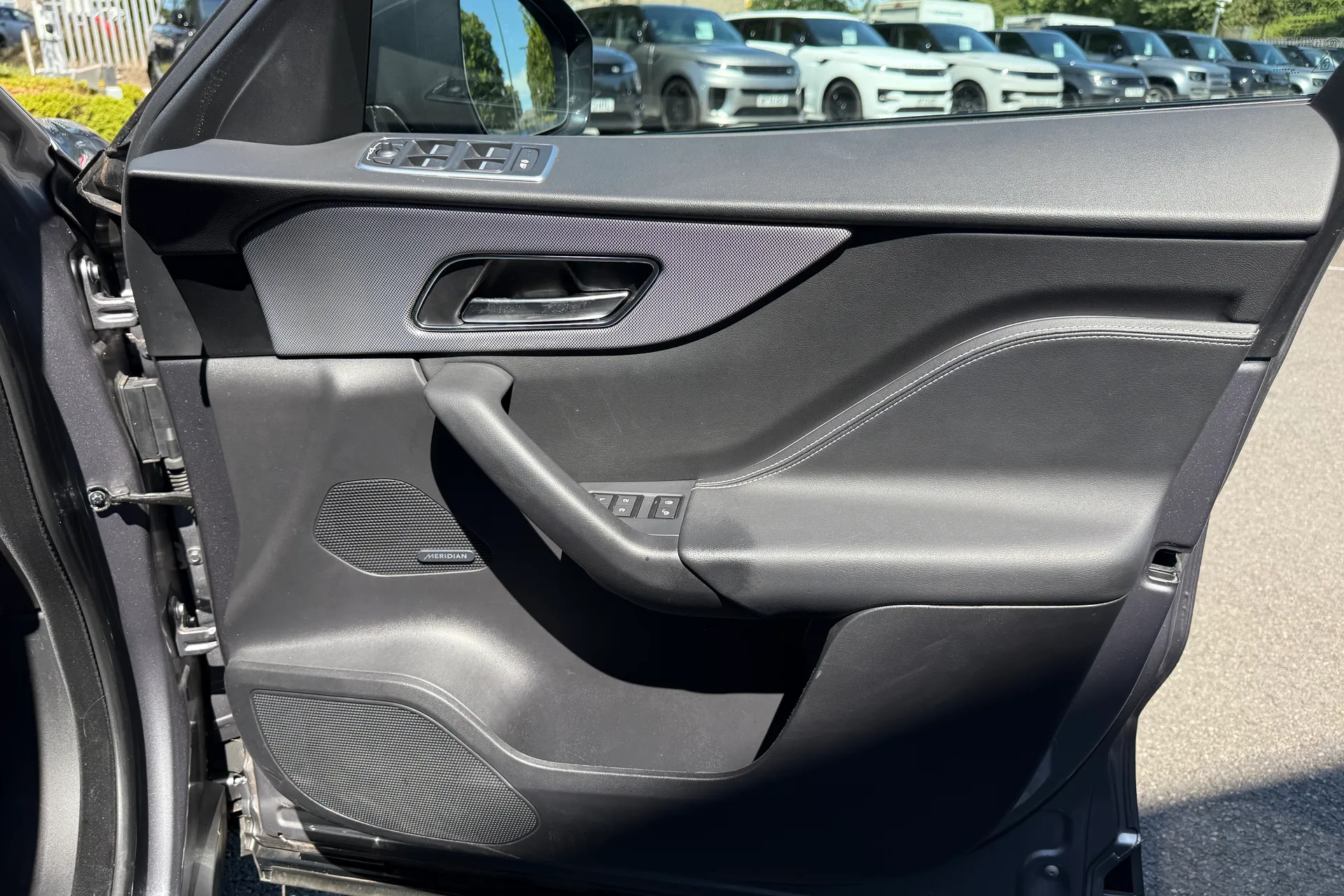 Jaguar F-PACE thumbnail image number 49