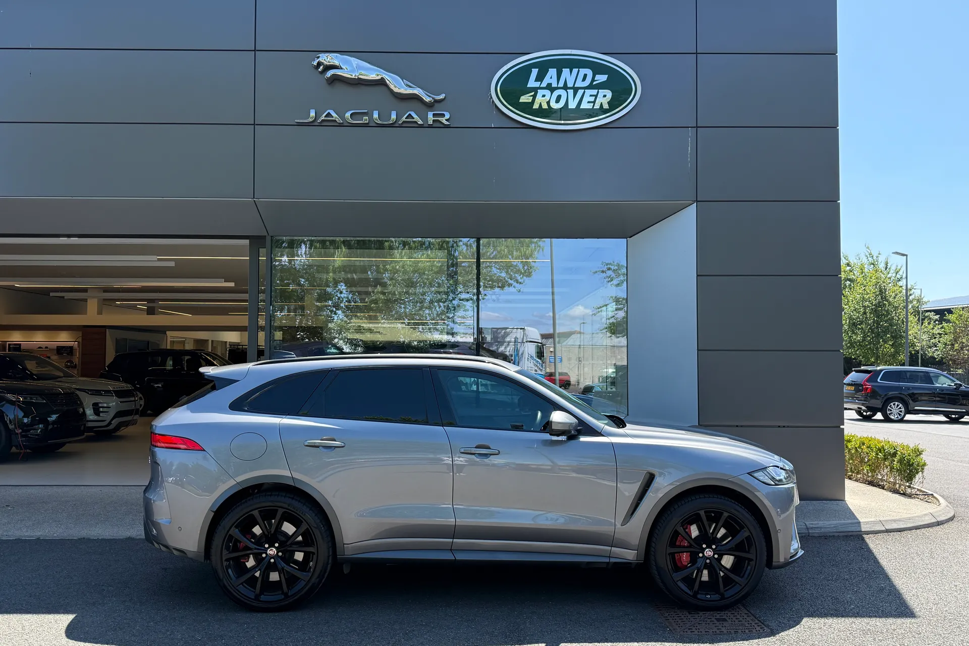 Jaguar F-PACE thumbnail image number 2
