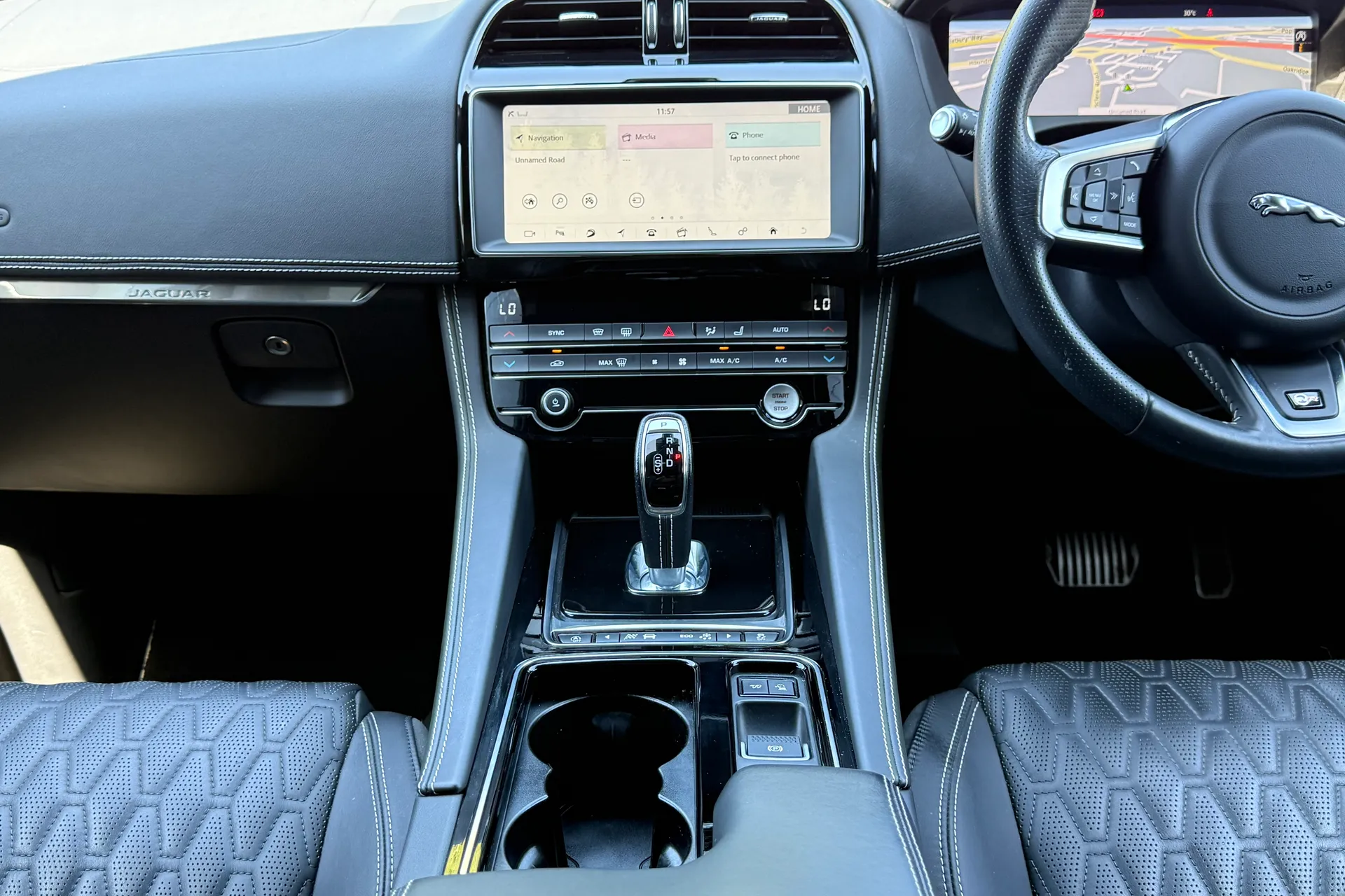 Jaguar F-PACE thumbnail image number 15
