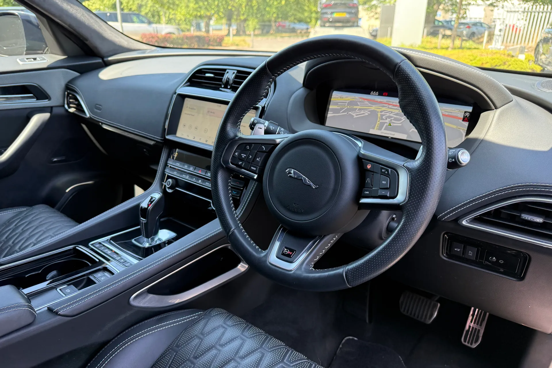 Jaguar F-PACE thumbnail image number 30