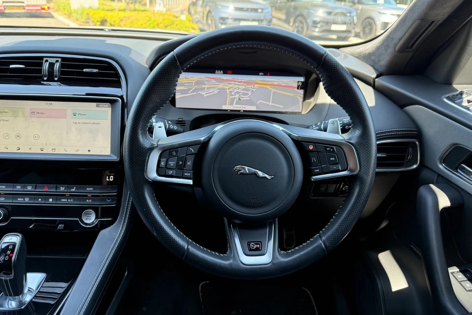 Jaguar F-PACE thumbnail image number 12
